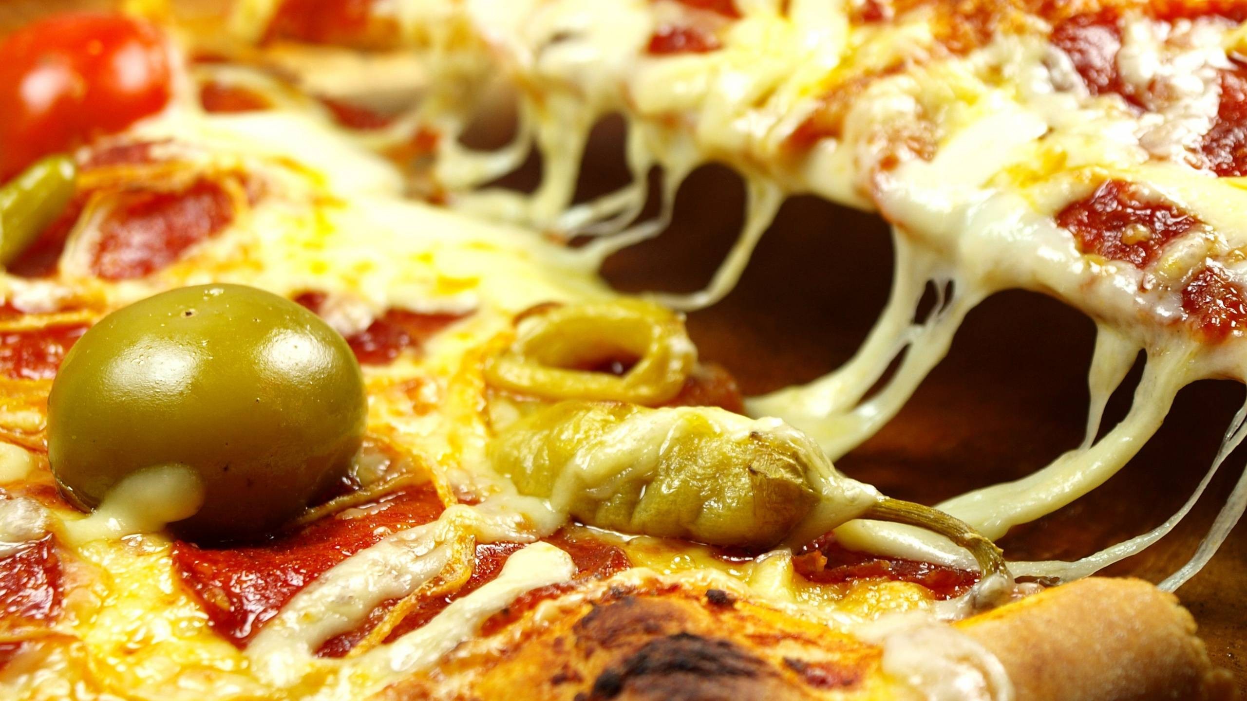 Pizza Cheese Closeup Olives 2560x1440