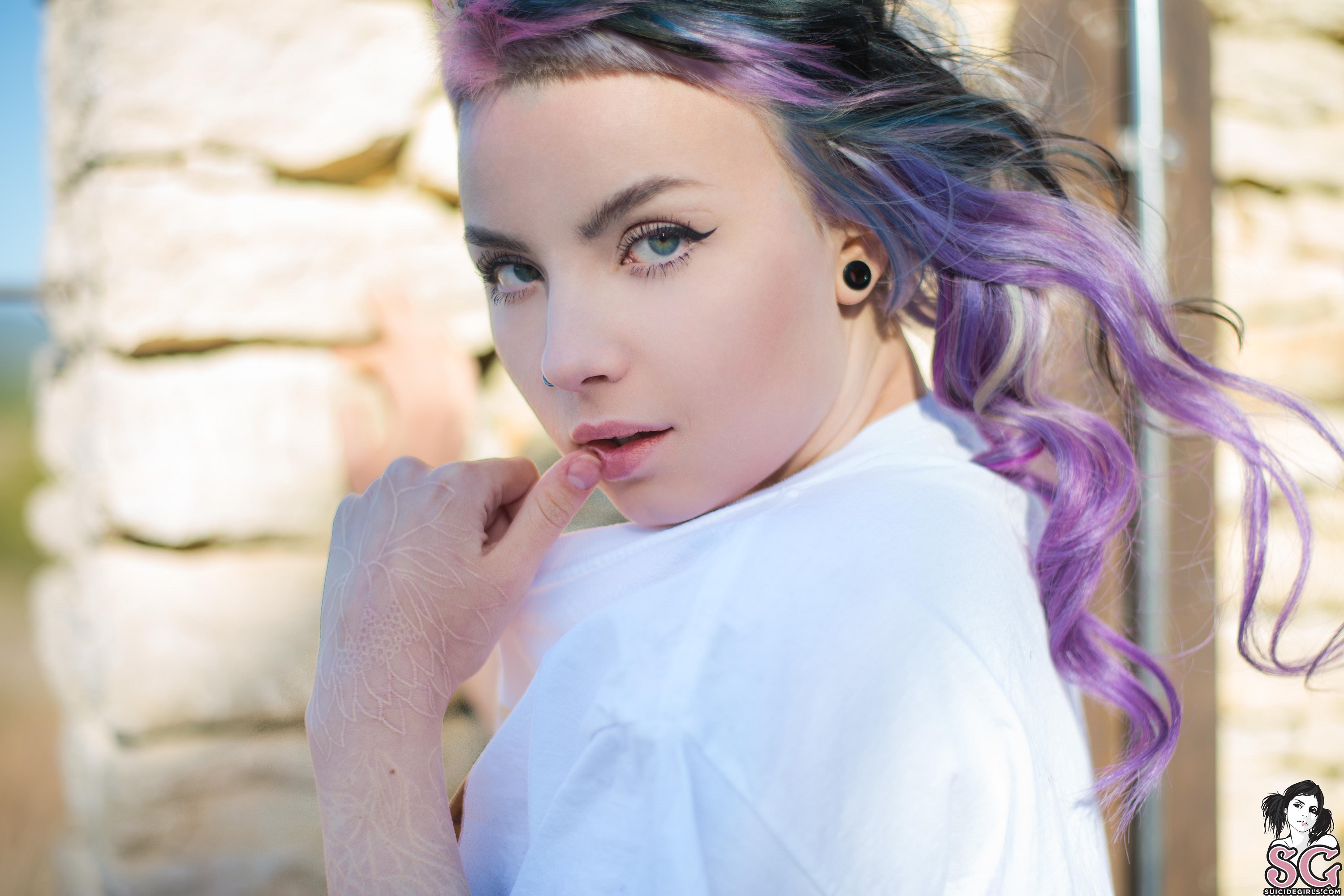 Women Model Dyed Hair Looking At Viewer Nose Rings Face Portrait Outdoors Depth Of Field Finger On L 3000x2002