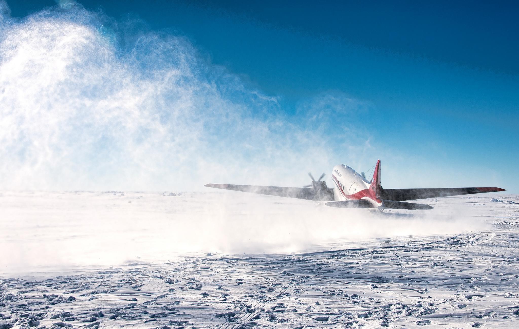 Airplane Douglas DC 3 Snow 2048x1299