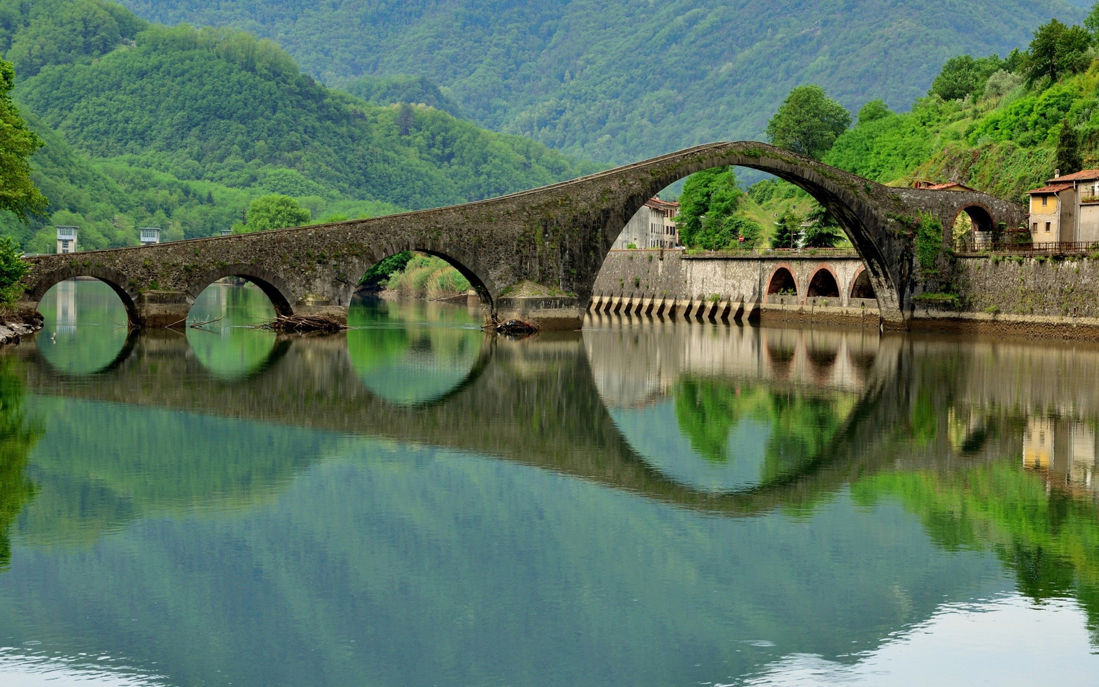 River Arch Bridge Old Bridge Italy 2200x1375