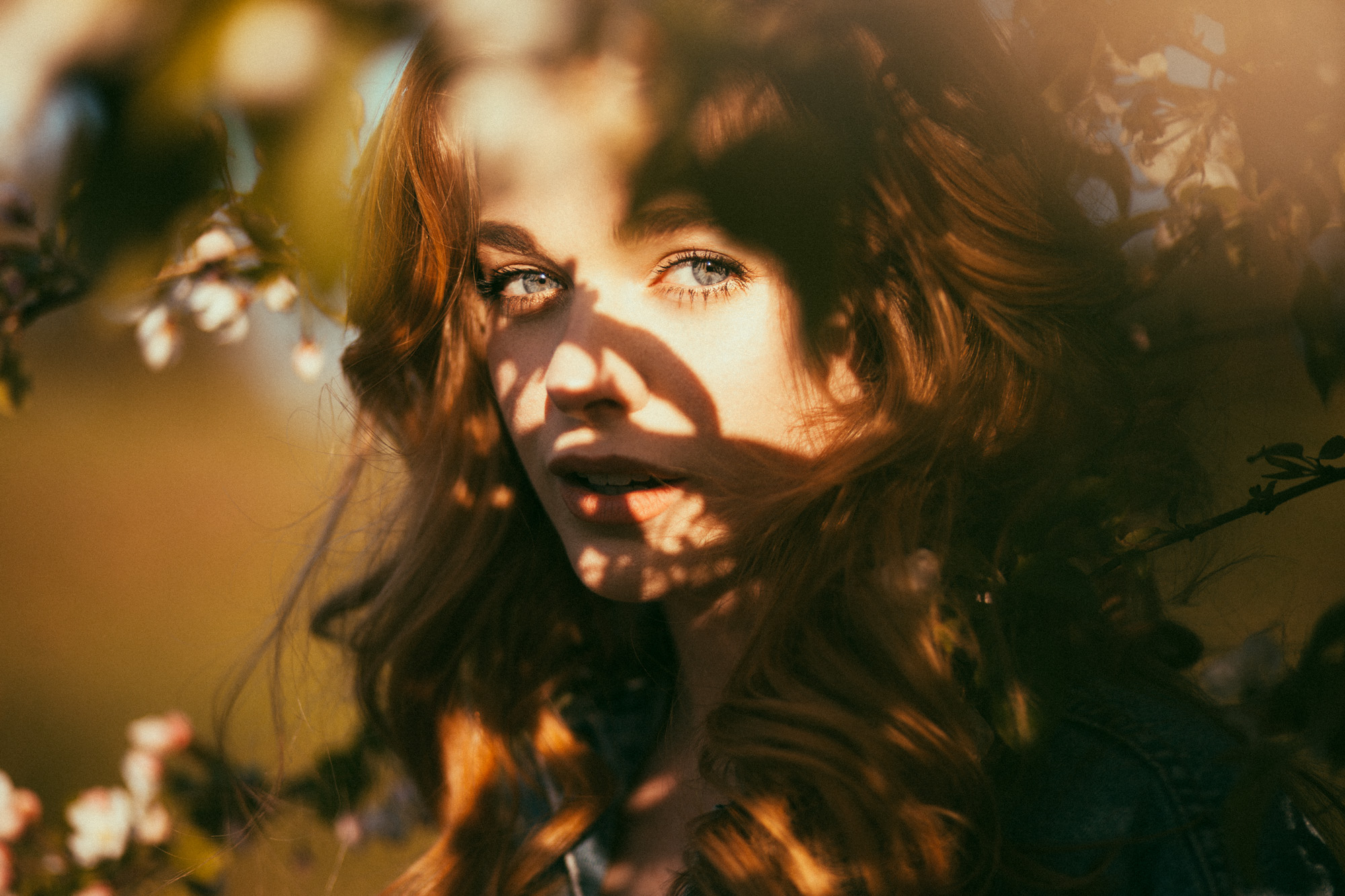 Women Outdoors Ruby James Depth Of Field Open Mouth Sun Rays Face Closeup Gray Eyes Brown 2000x1333