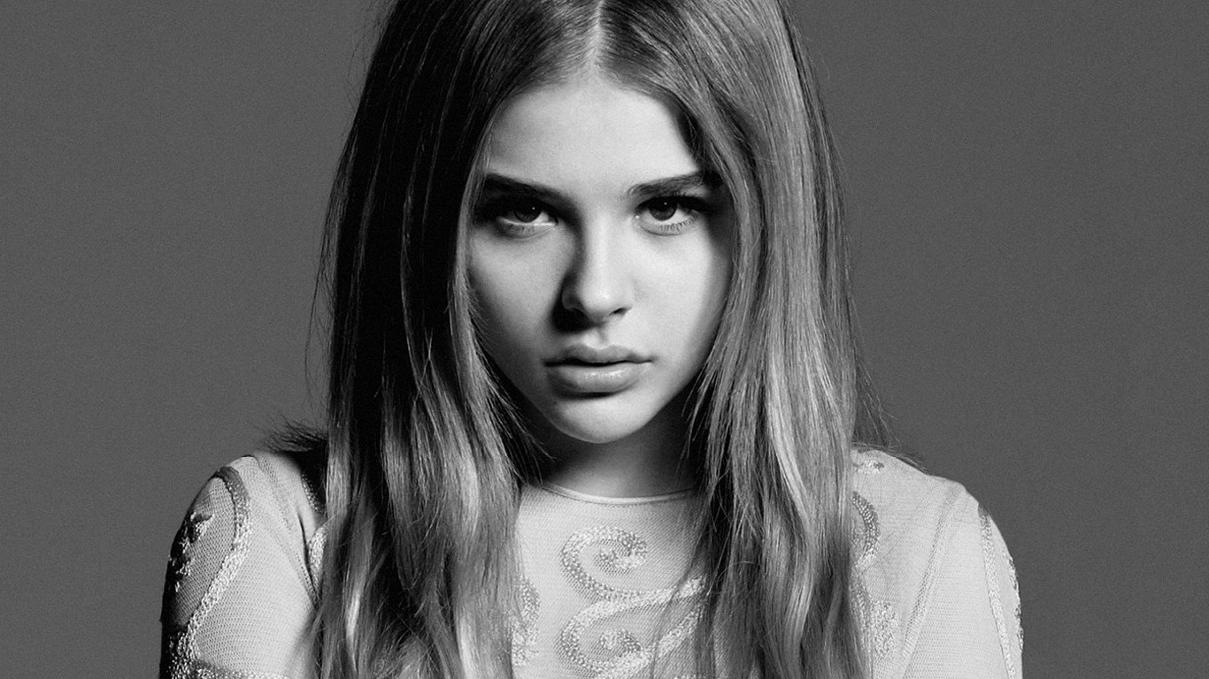 Chloe Grace Moretz Monochrome Face Portrait Simple Background Women Frontal View 1366x768