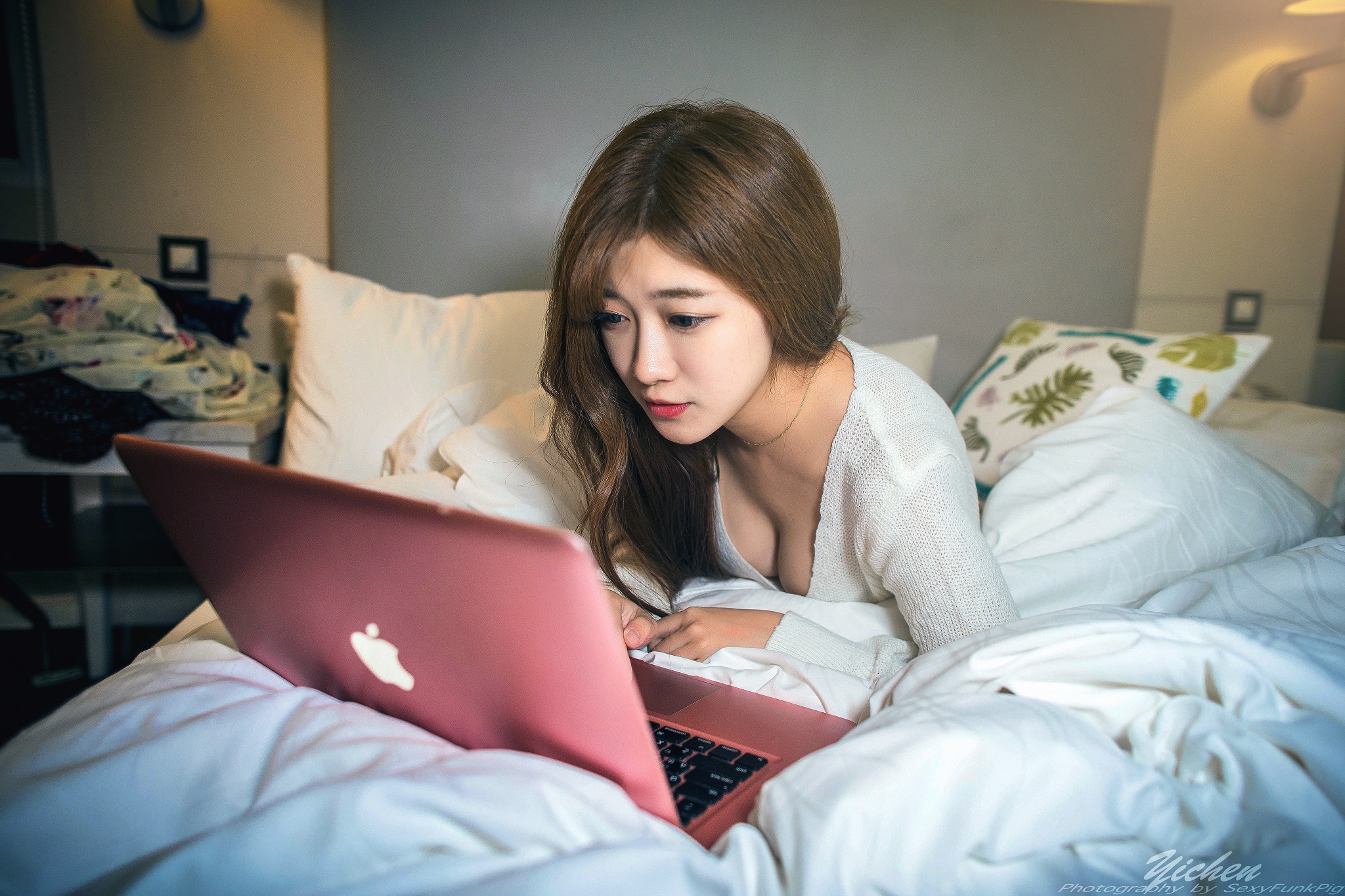 Молодую девушку перед камерой. Девушка с ноутбуком. Девушка с ноутбуком на кровати. Ноутбук на кровати. Девочки в кровати с ноутбуком.