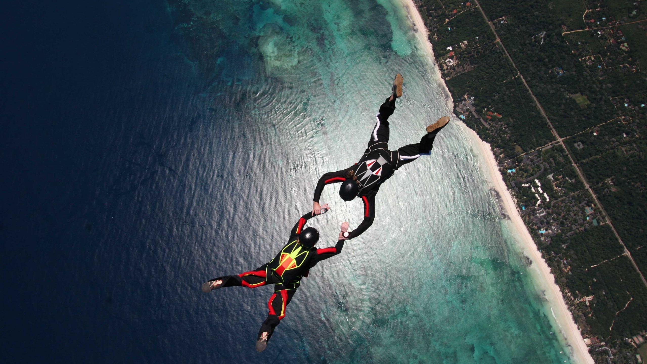 Men Sport Parachutes Jumping Nature Sky Sea Aerial View Sky Diving Helmet Beach Coast Trees House Bi 2560x1440