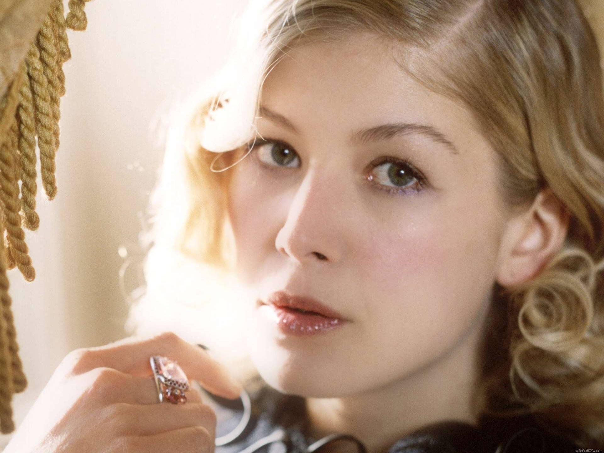 Rosamund Pike 1920x1440