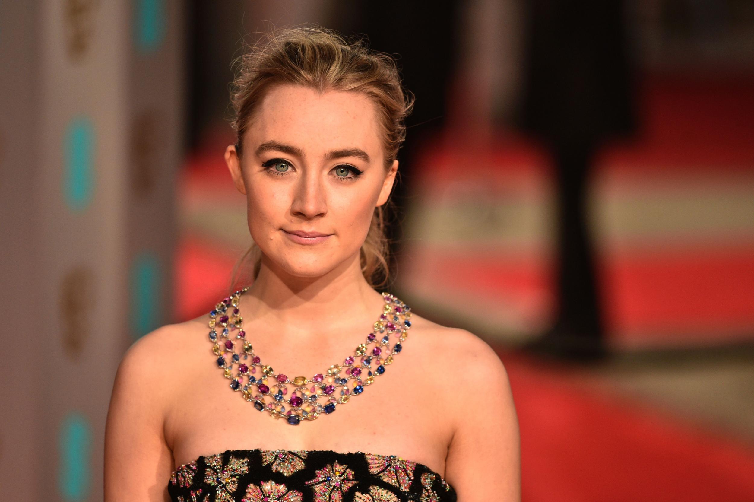 Saoirse Ronan Actress Blue Eyes Necklace 2500x1664