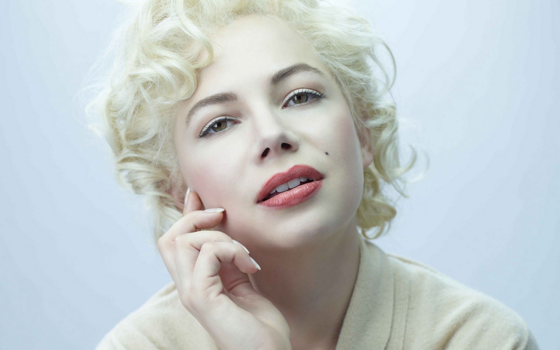Women Blonde Face Michelle Williams Curly Hair Short Hair Hand On Face Actress Green Eyes 1920x1200