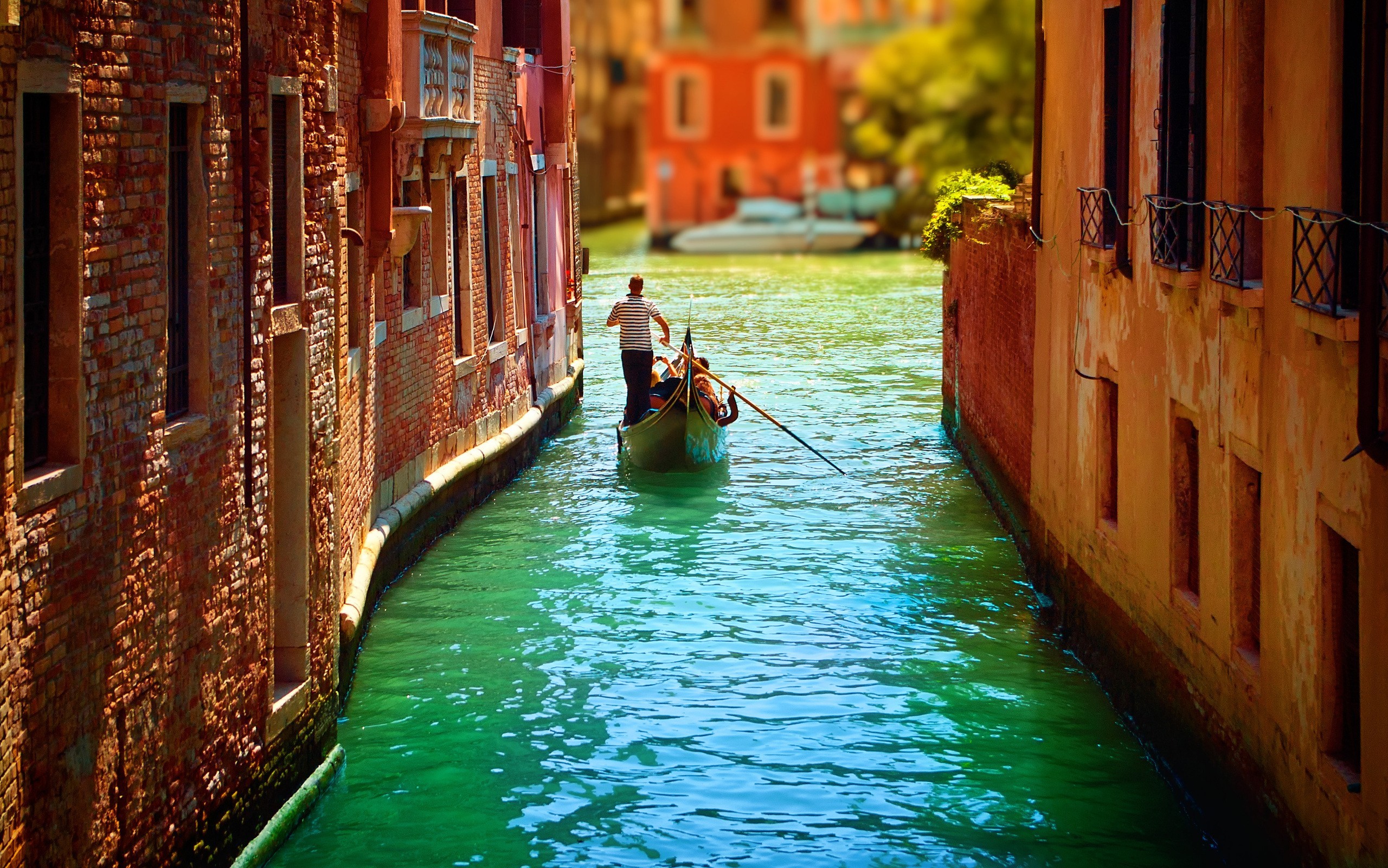 Venice Canal Gondolas Water Cityscape Italy Green Boat Bricks 2560x1600
