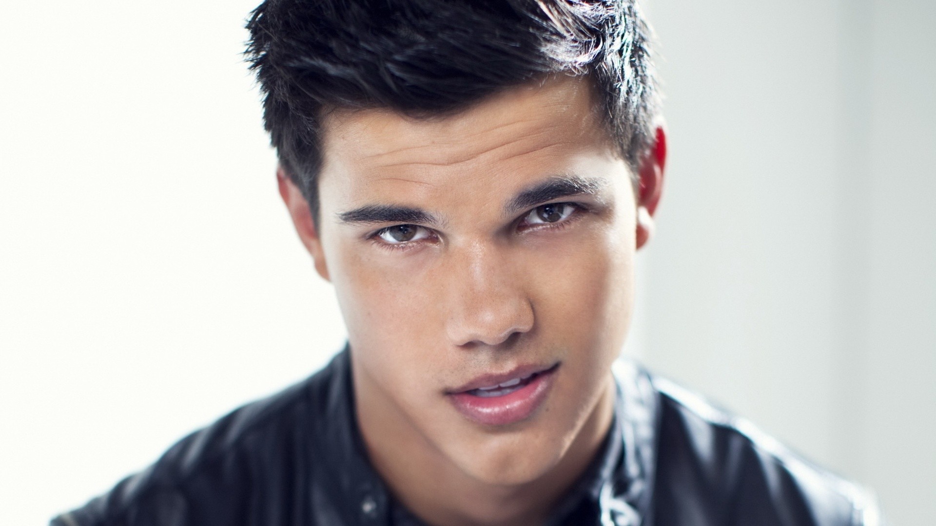 Taylor Lautner Actor Face 1920x1080