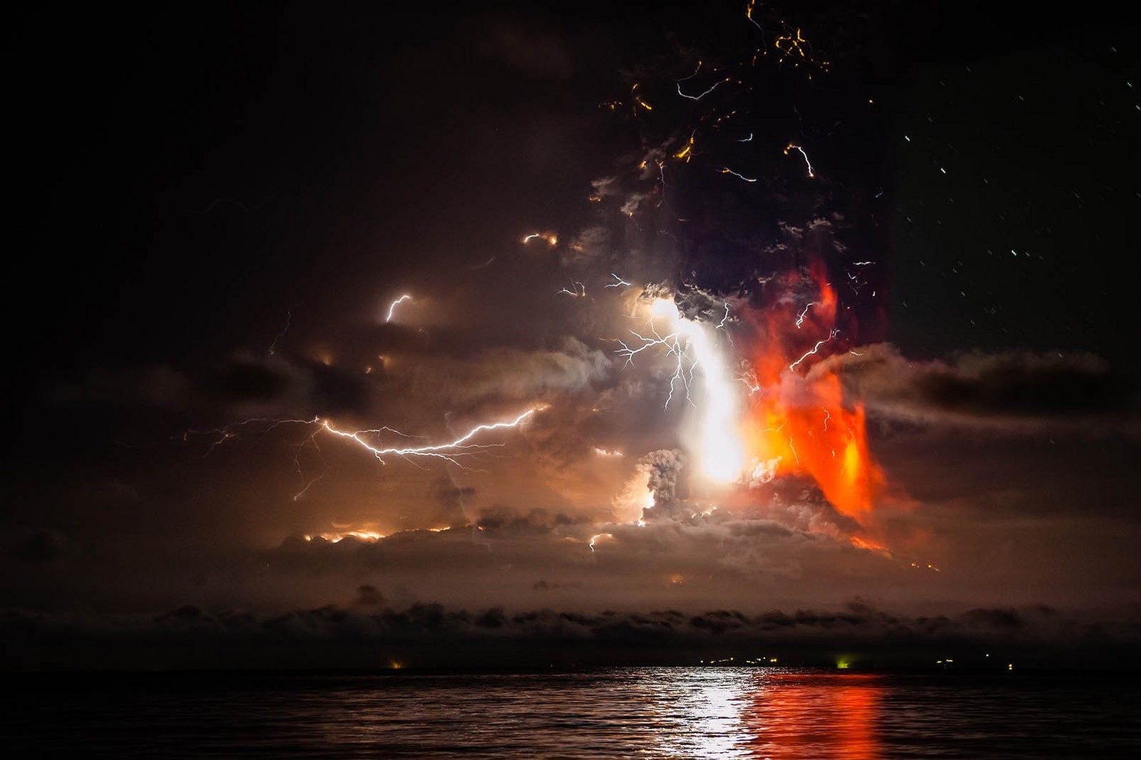 Nature Landscape Photography Calbuco Volcano Eruption Lightning Smoke Lava Sea Night Chile 1600x1067