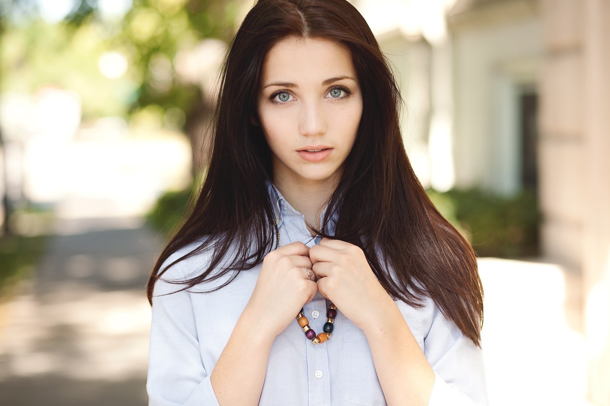 Emily Rudd Brunette Blue Eyes Hands On Chest Necklace Looking At Viewer Women 1200x800