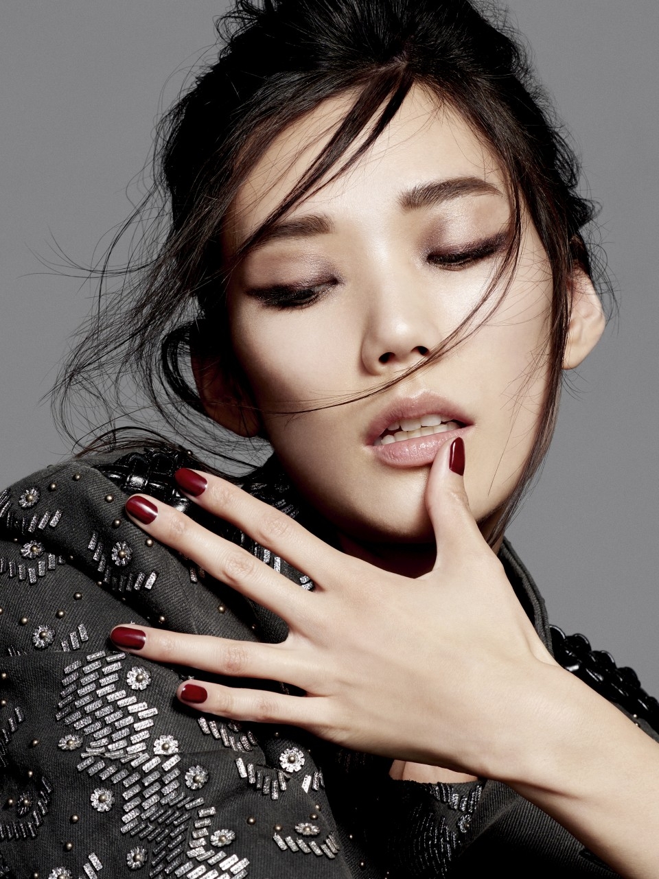 Tao Okamoto Women Model Japanese Asian Actress Brunette Painted Nails Simple Background Japanese Wom 960x1281