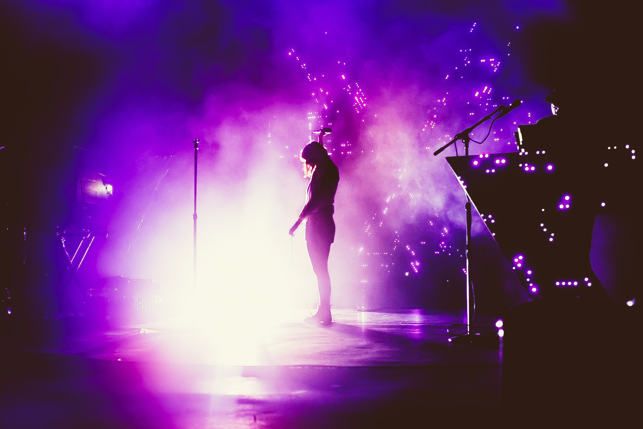 Concerts Silhouette Lauren Mayberry Chvrches Stages Stage Shots Stage Light Singer Musician 2048x1366