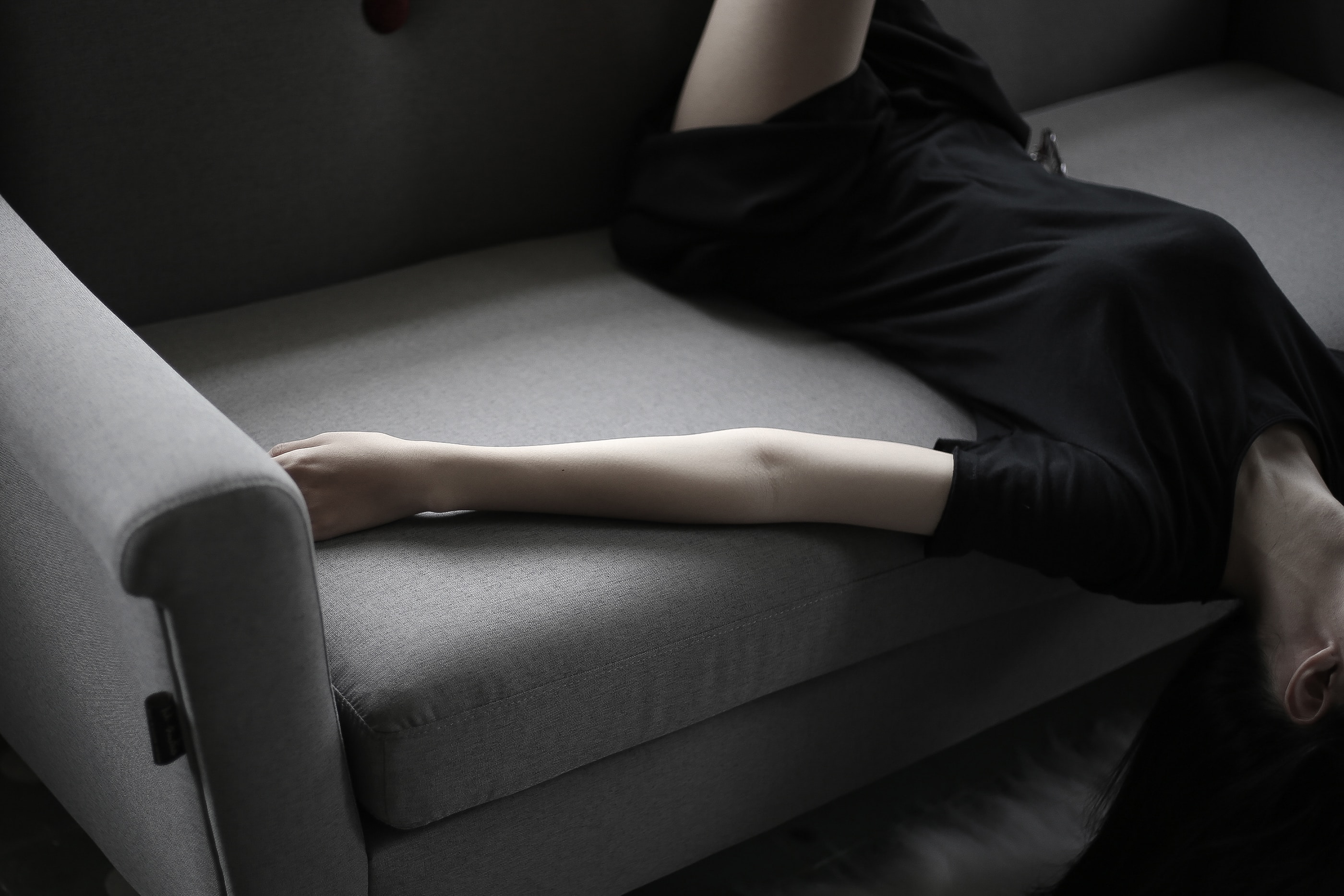 Photography Women In Sofa Couch Laying On Back Laying On Couch 2800x1867