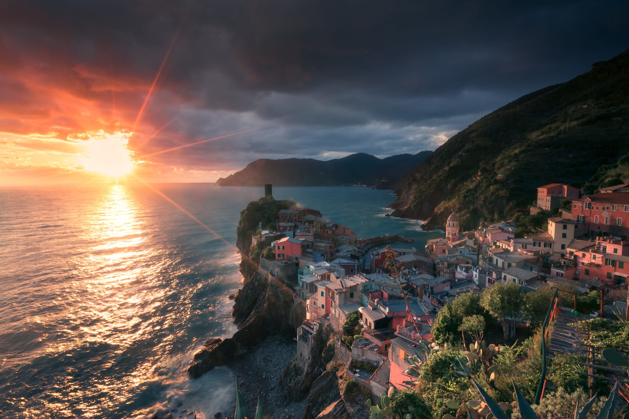 Italy Sea Sunlight Vernazza 2000x1333