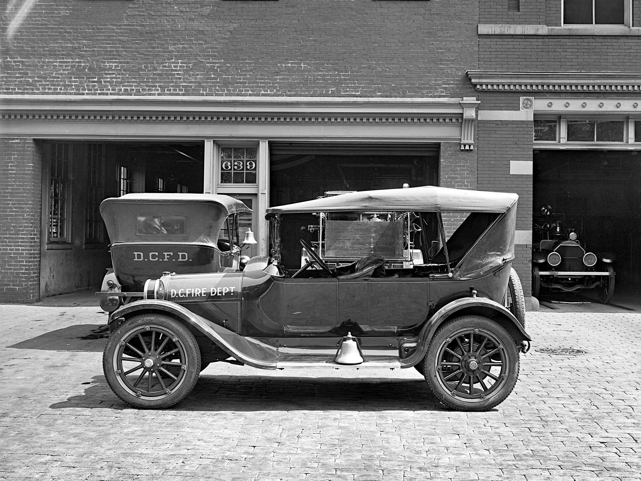 Old Car Ford Model T 2048x1536