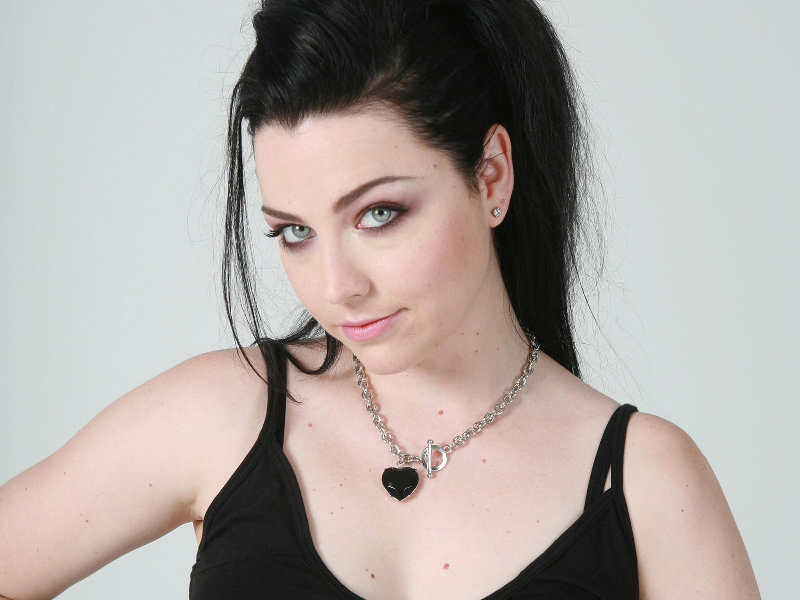 Singer Women Black Hair Blue Eyes Smiling Looking At Viewer Eyeliner Black Tops Heart Necklace 1600x1200