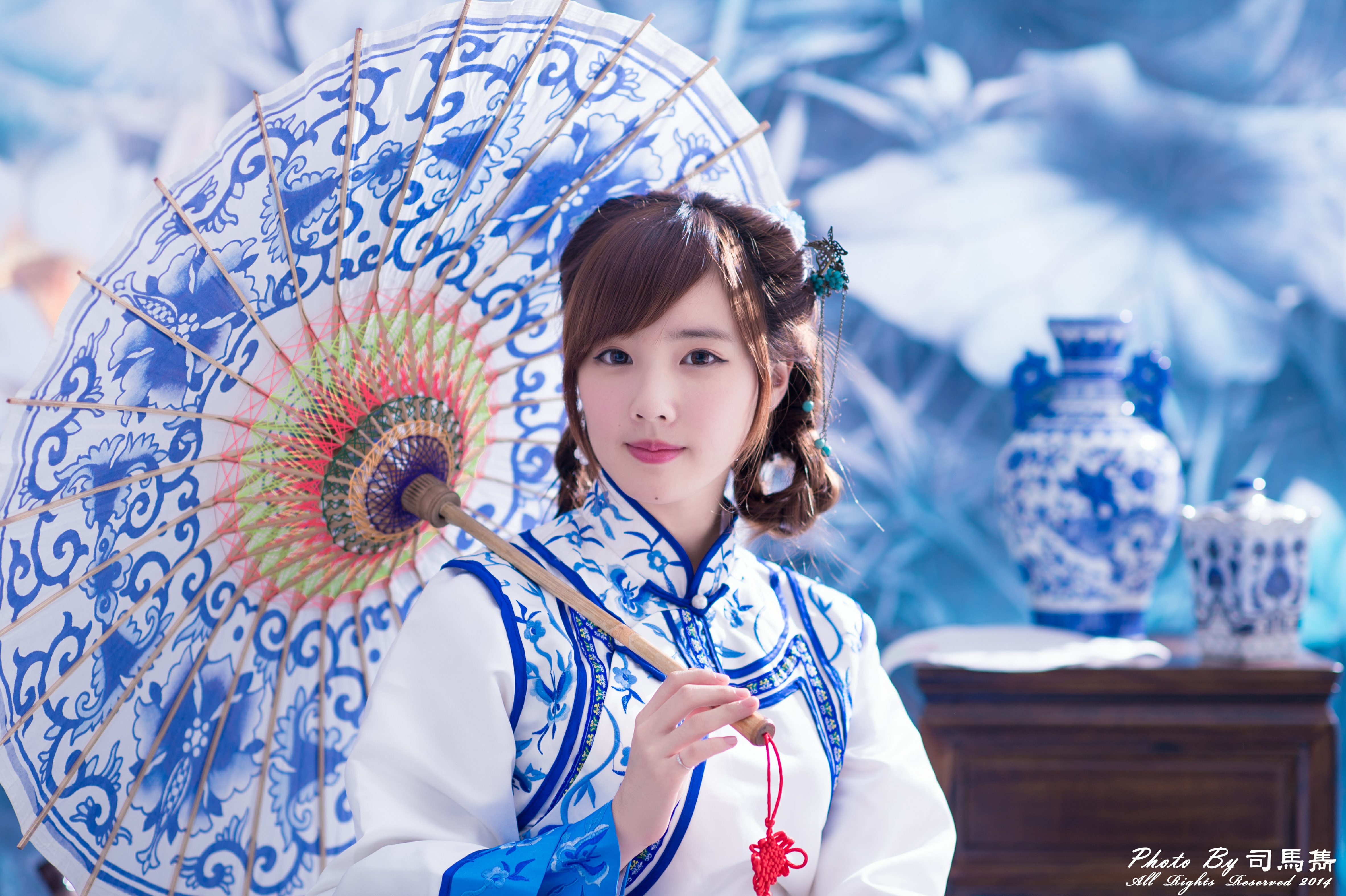 Girl Model Asian Taiwanese Traditional Costume Umbrella Vase Yu Chen Zheng 4732x3150