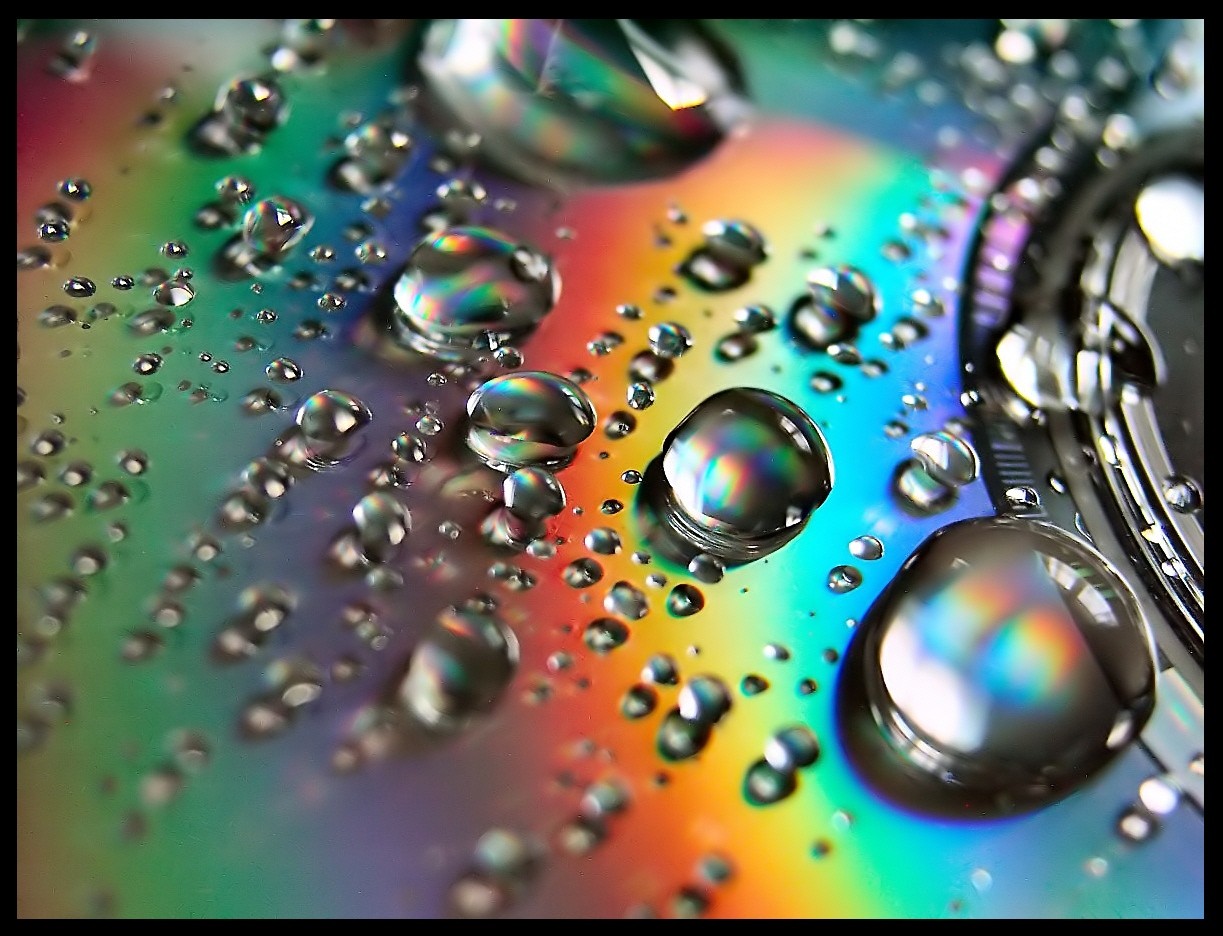 Closeup Discs Water Drops 1223x936