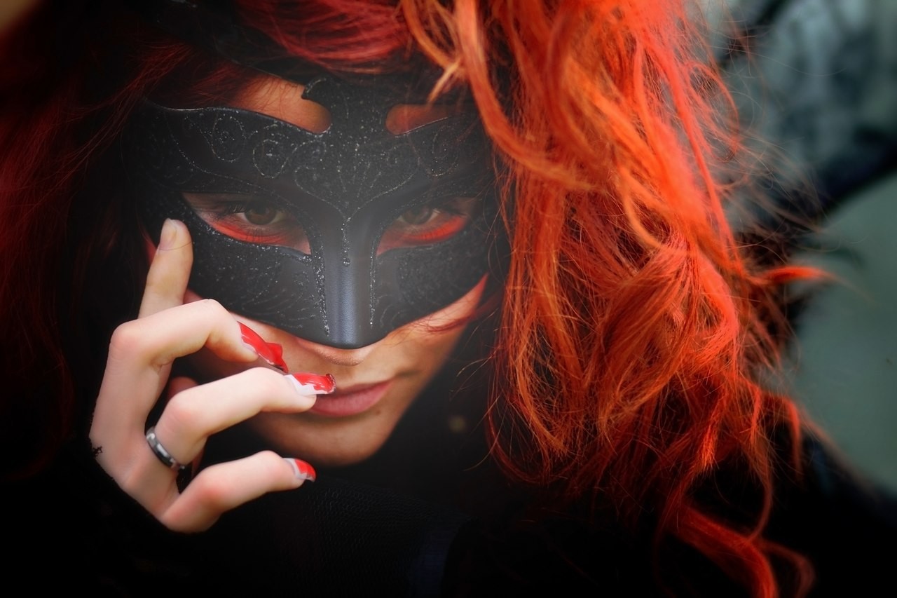 Julia Vlasova Women Redhead Mask Face Face Mask Painted Nails 1280x853