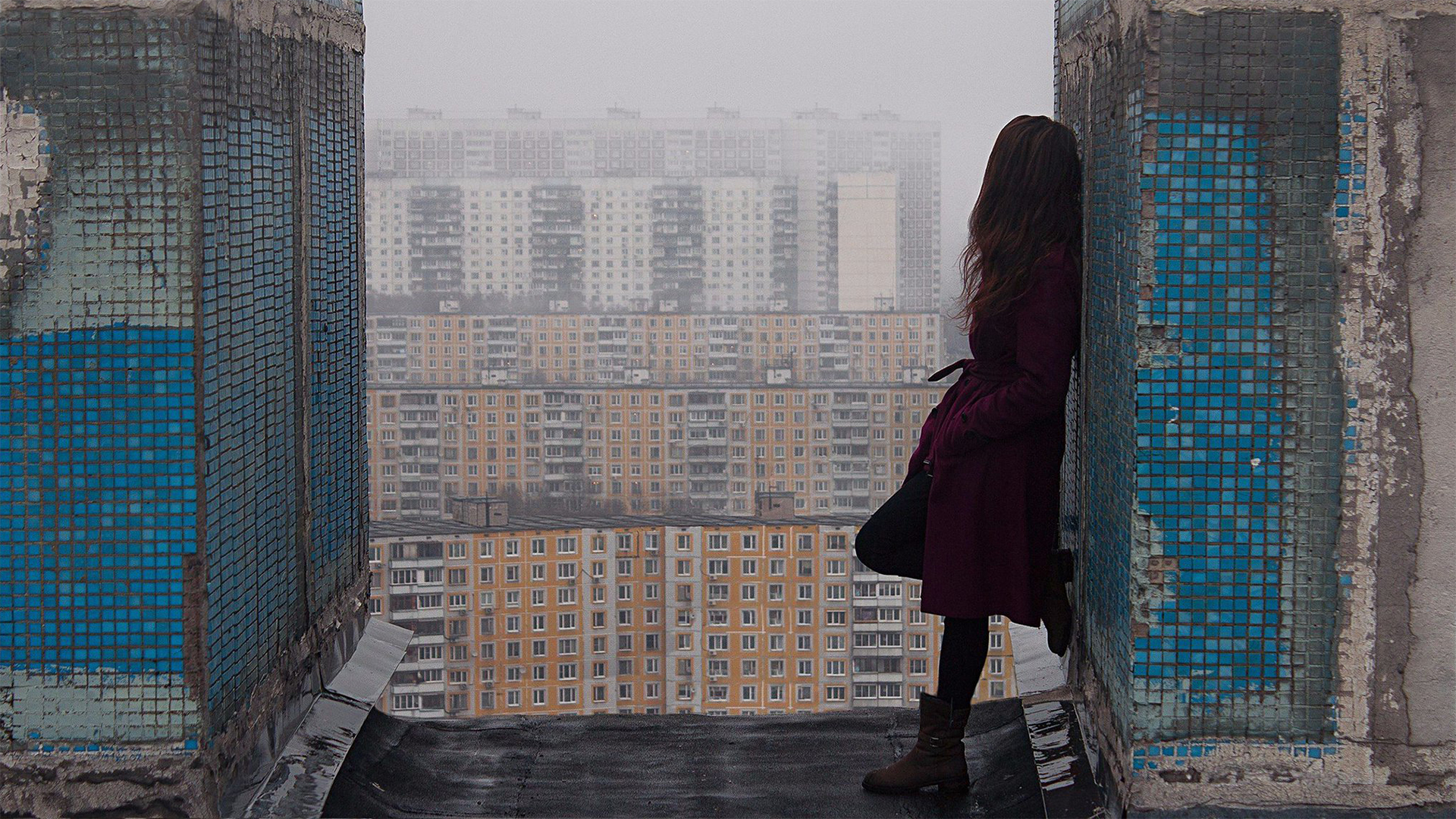 Building Women Outdoors Women Cityscape Urban Model Moscow Russia Mist Alone Loneliness Red Coat Coa 1920x1080