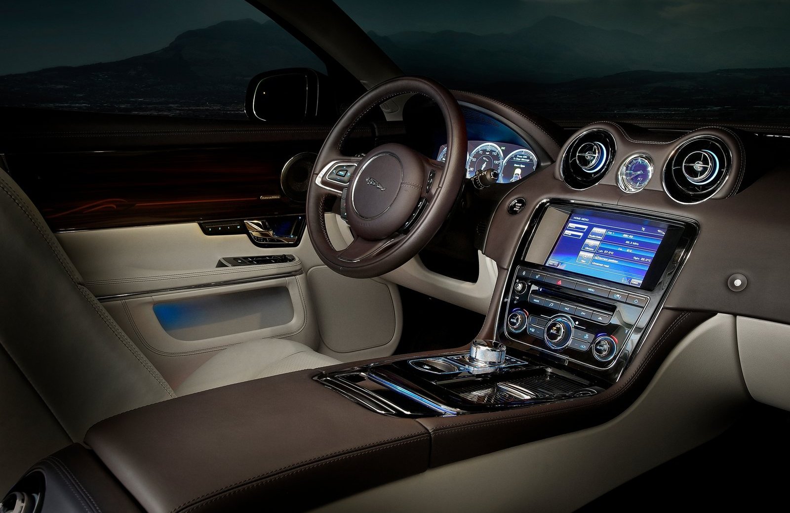 Jaguar XJ Car Interior Luxury Dashboard 1600x1038