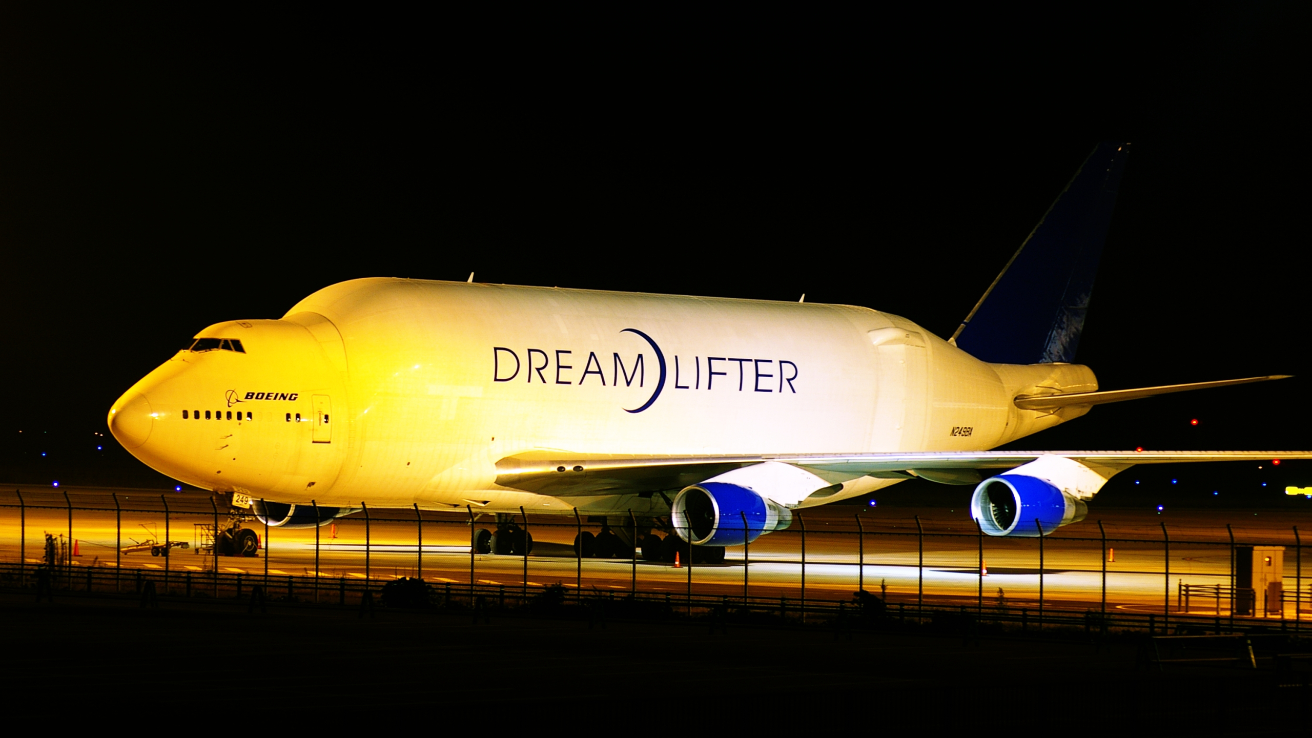 Airplane Boeing 747 Dreamlifter 2560x1440