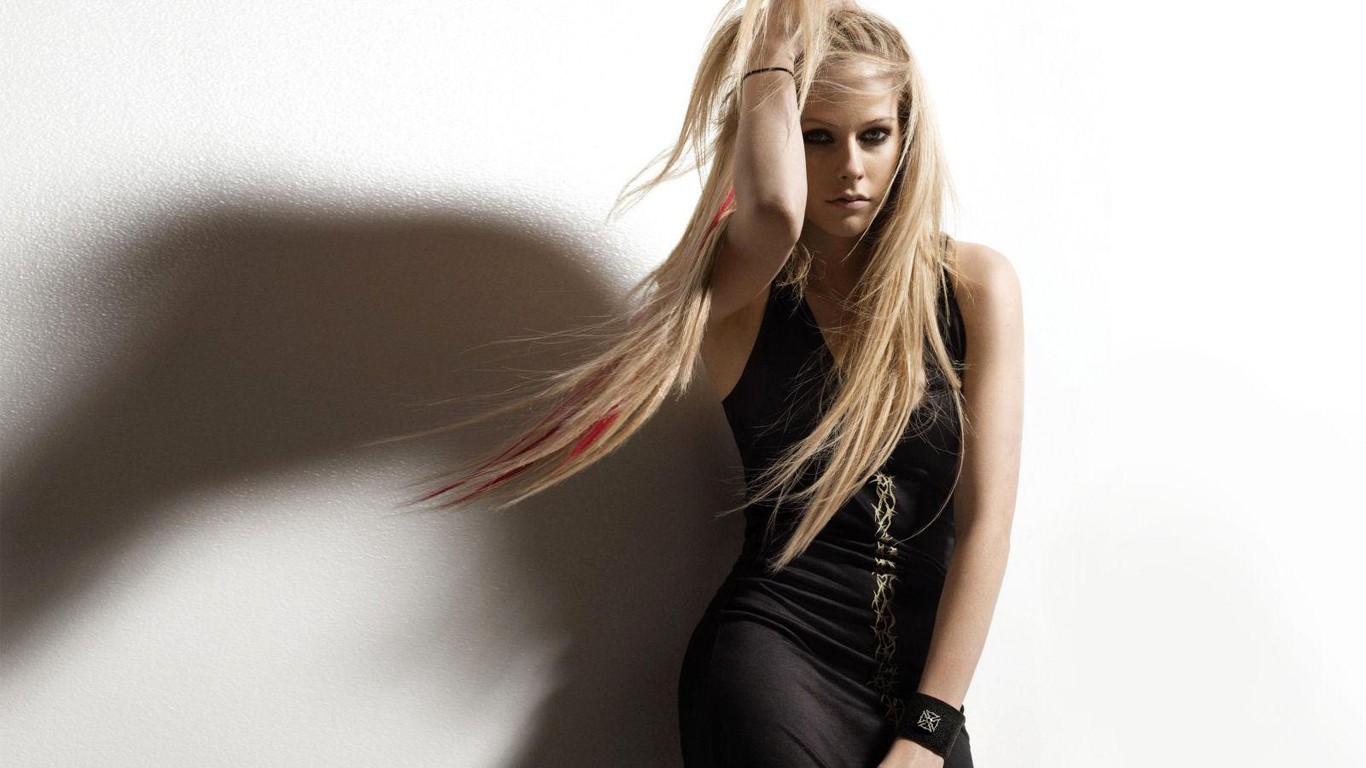 Avril Lavigne Blonde Black Dress Blue Eyes Hair Pulling Hips Bracelets Smirk Simple Background Shado 1366x768