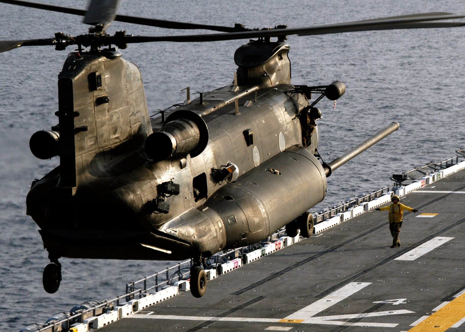Military Boeing CH 47 Chinook 1600x1143