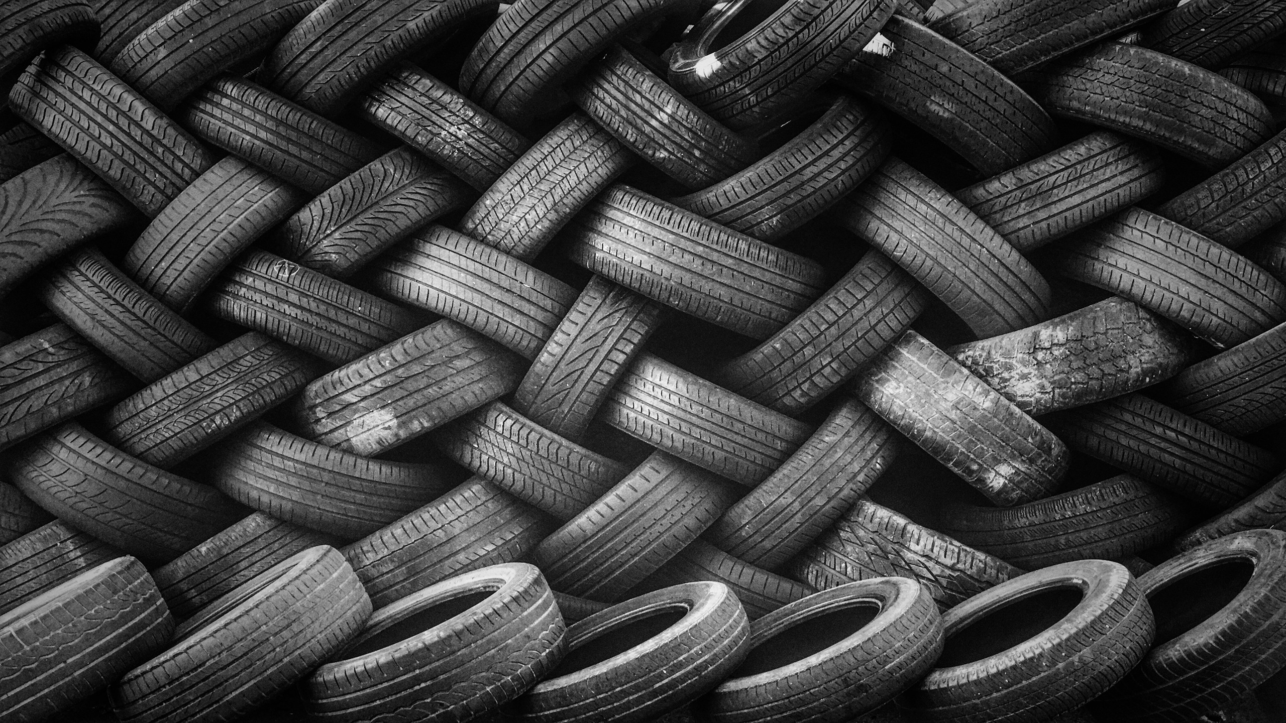 Tire Tires Monochrome Wall Pattern Texture 2560x1440