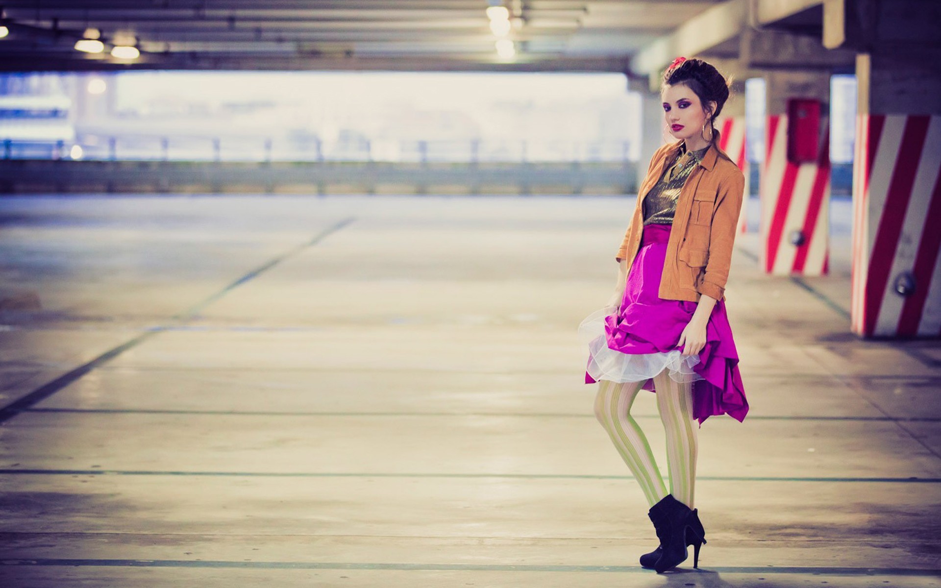 Women Brunette Looking At Viewer Garages 1920x1200