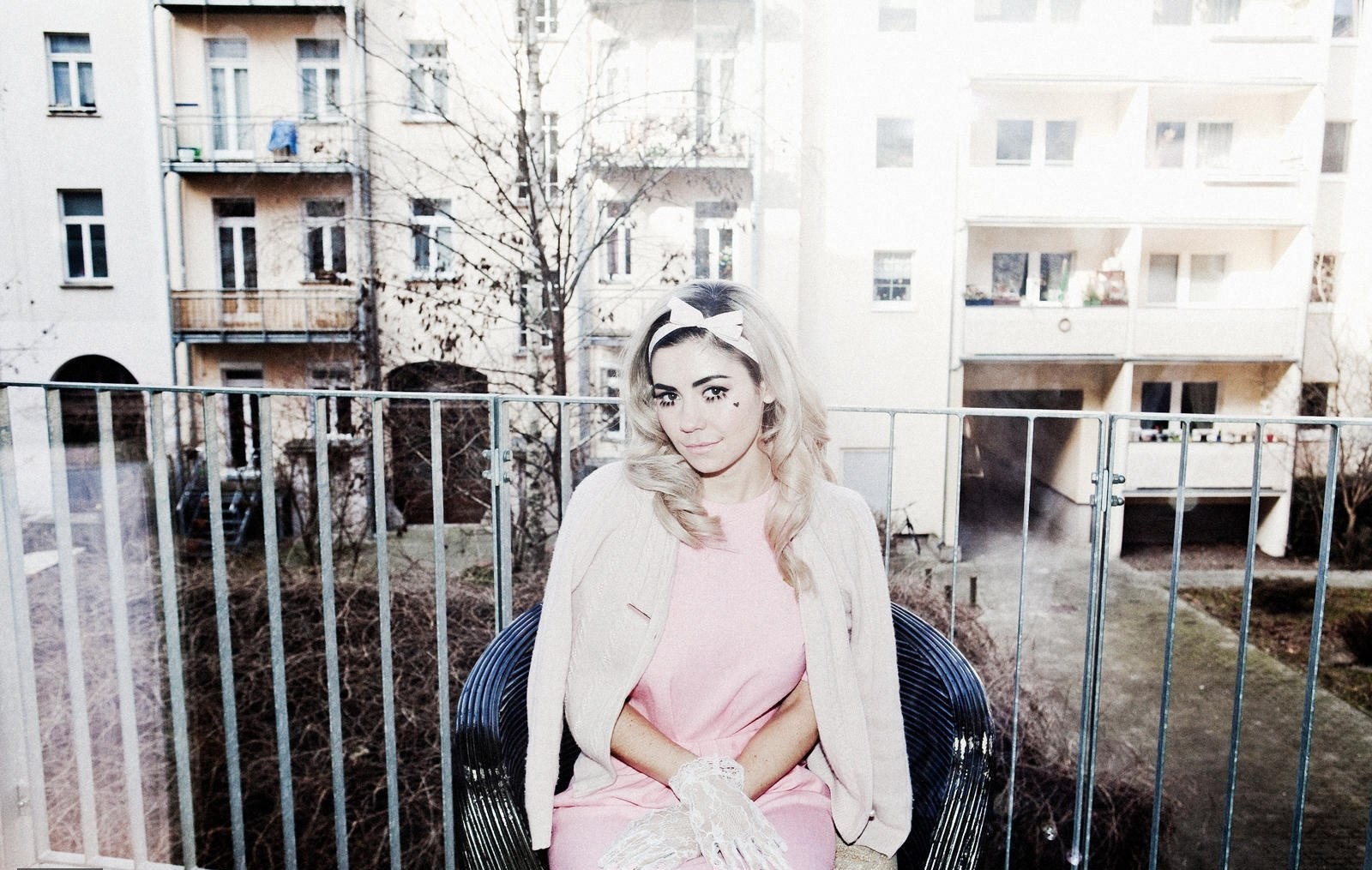 Marina And The Diamonds Women Hair Bows Pink Dress Sitting Blonde 1600x1015