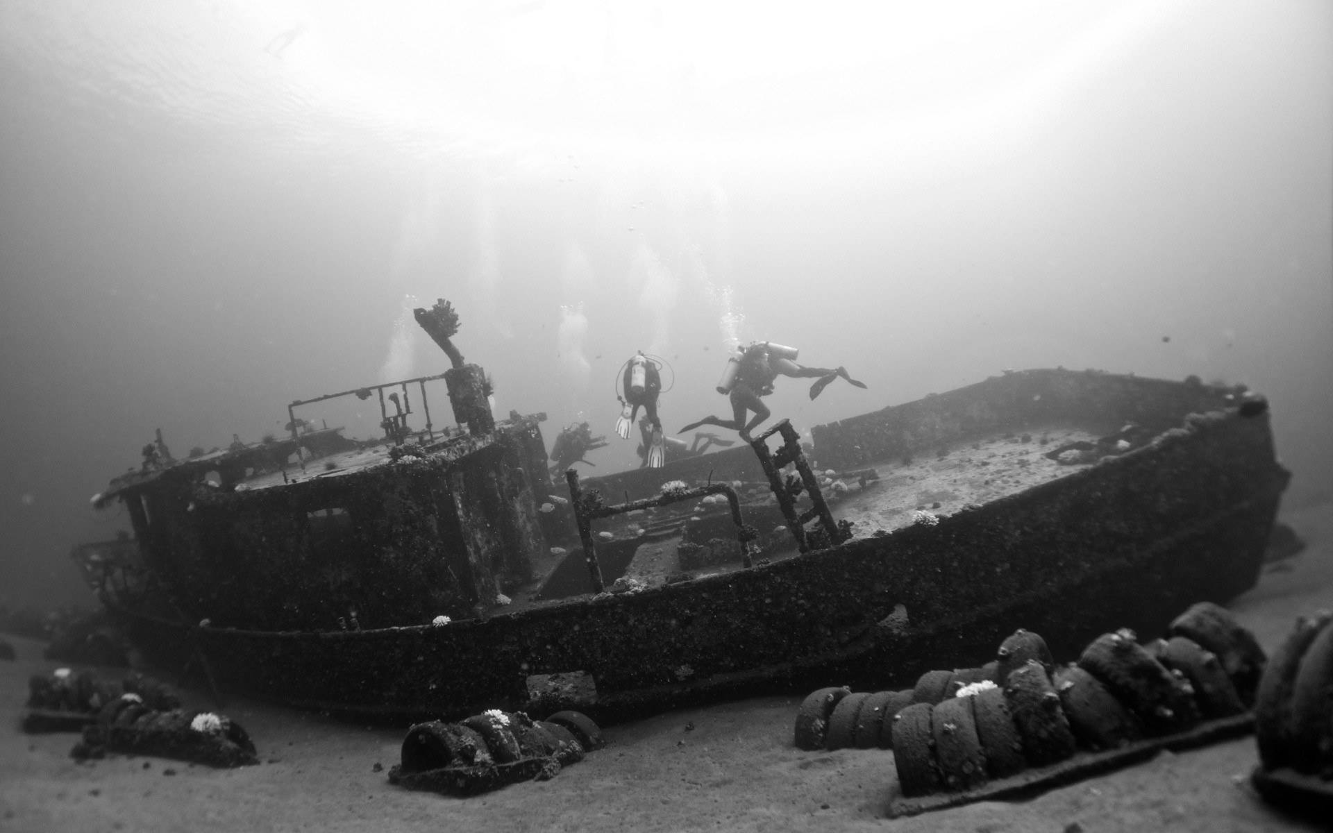 Monochrome Underwater Divers Shipwreck 1920x1200