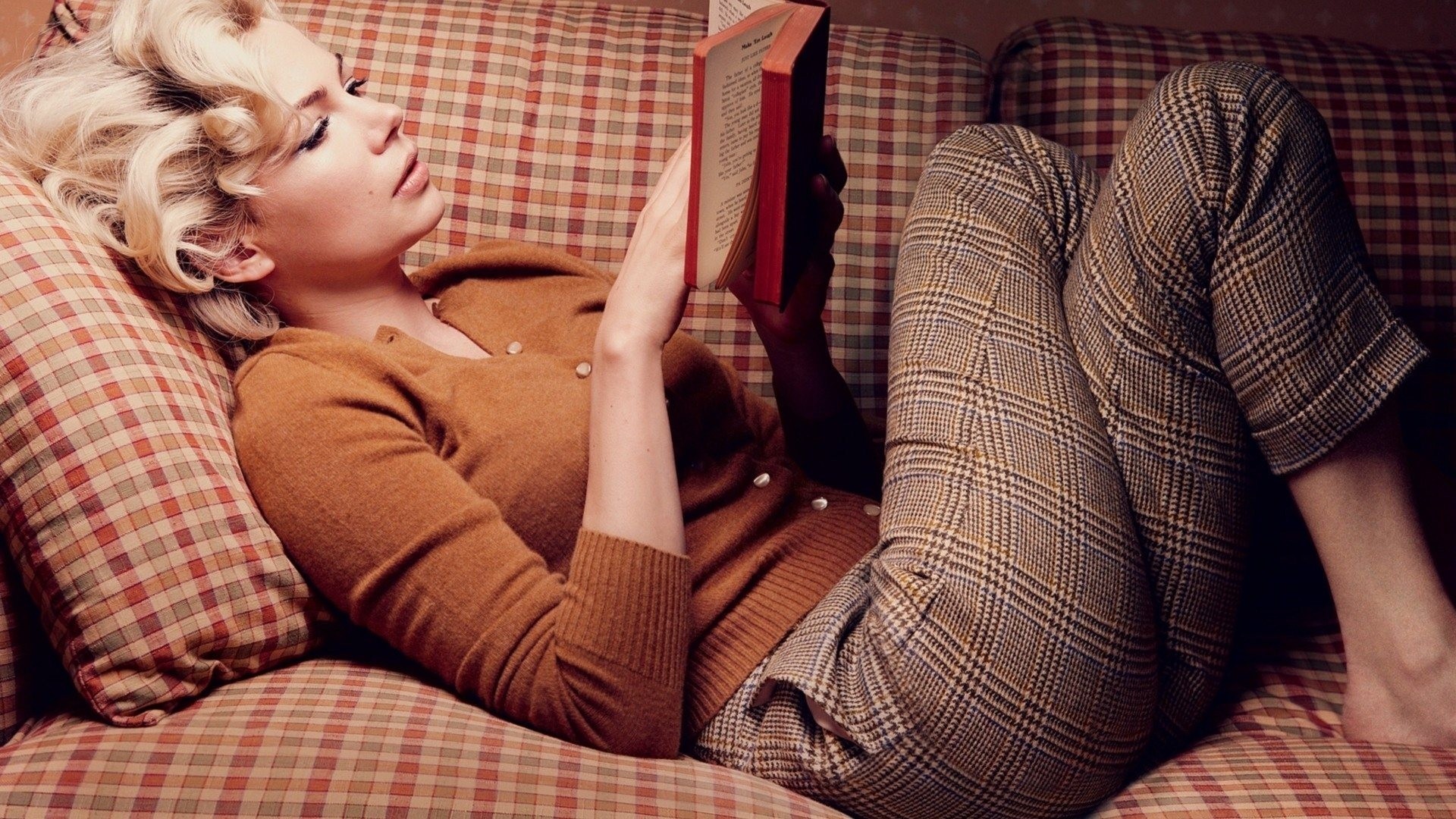 Michelle Williams Lying Down Books Couch Sweater Curly Hair Blonde Women Pants Women Indoors Reading 1920x1080