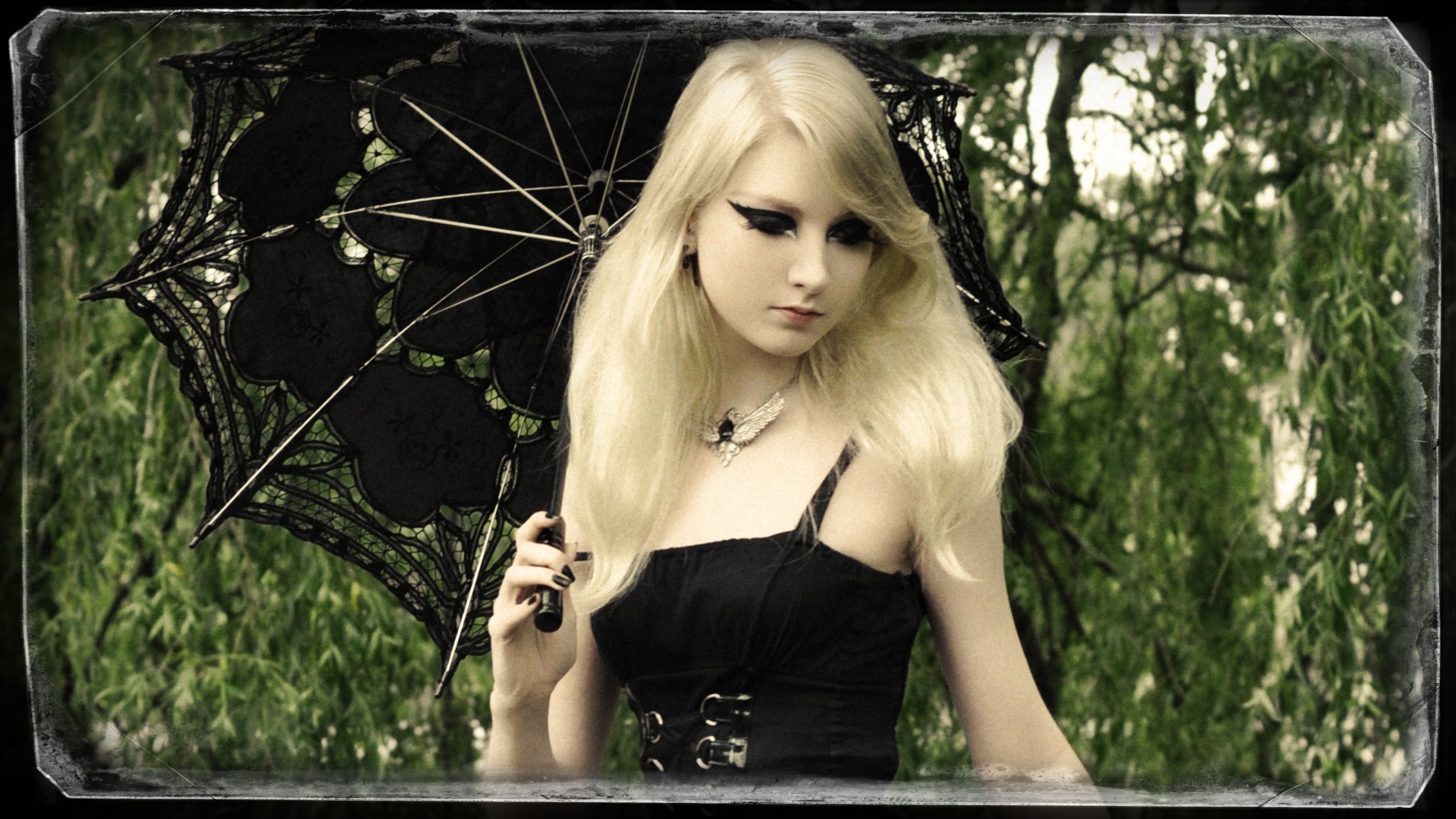 Maria Amanda Women Blonde Umbrella Makeup 2449x1378