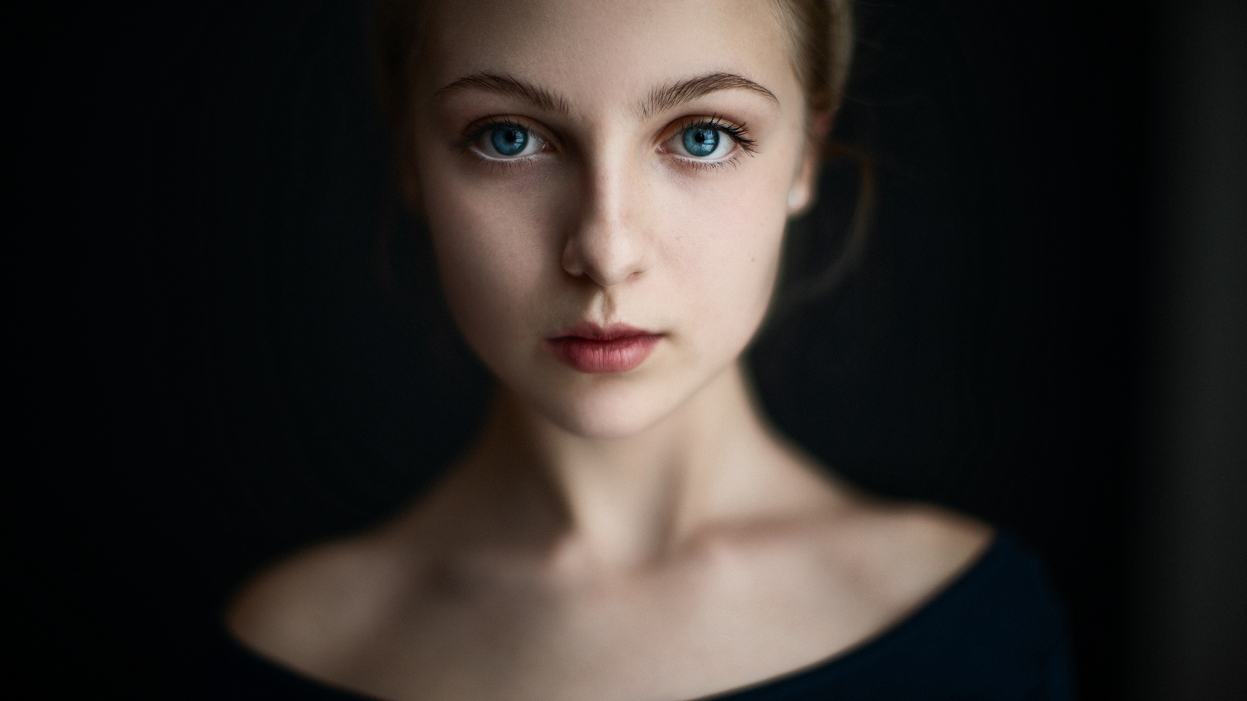 Women Model Portrait Closeup Studio Dark Background Face Bokeh Frontal View Looking At Viewer Blue E 2560x1440