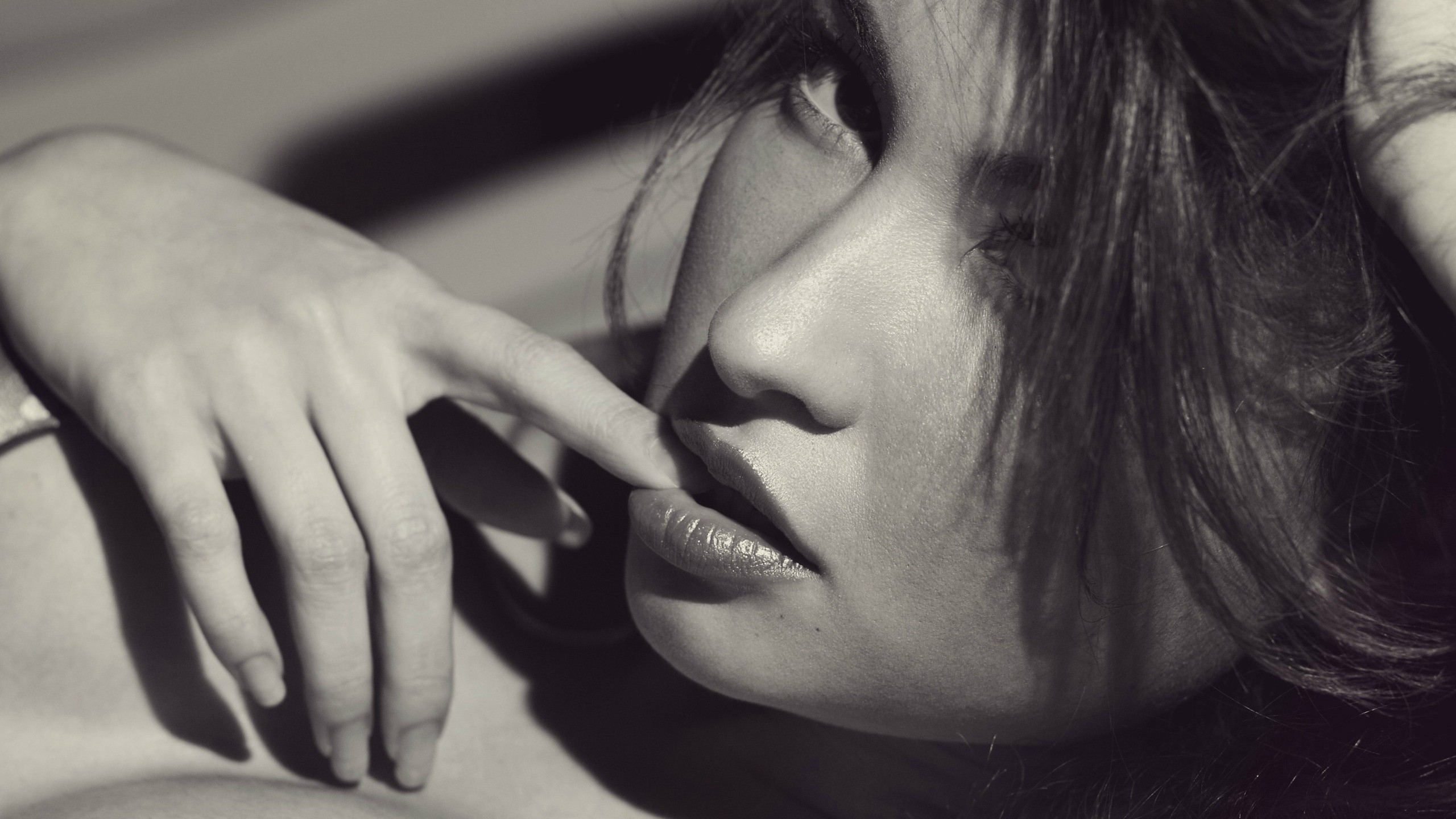 Women Monochrome Face Model Biting Finger 2560x1440