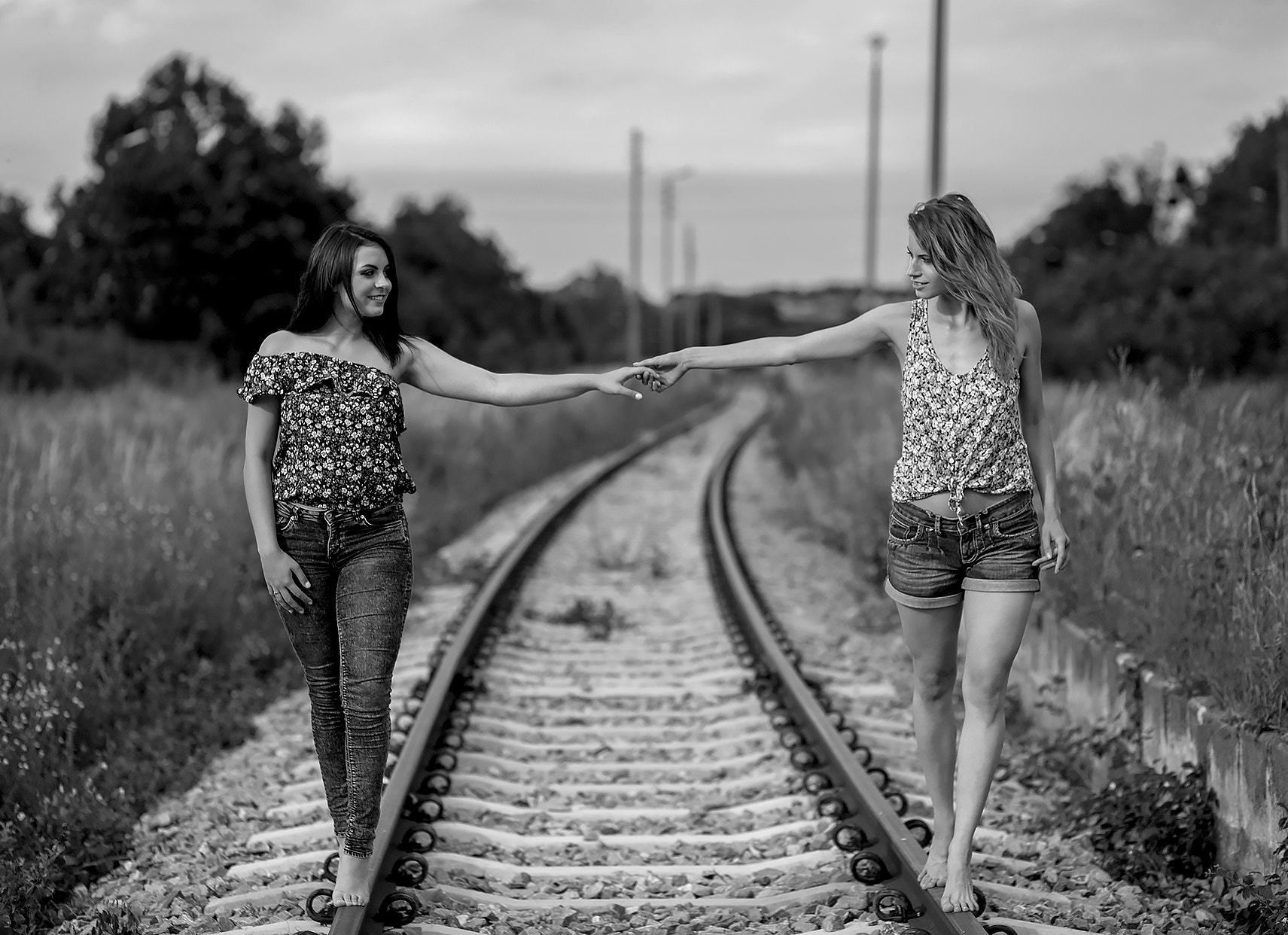 Holding Hands Railway Monochrome Women Women Outdoors 500px W Odzimierz Szyma Ski Two Women Barefoot 1711x1242