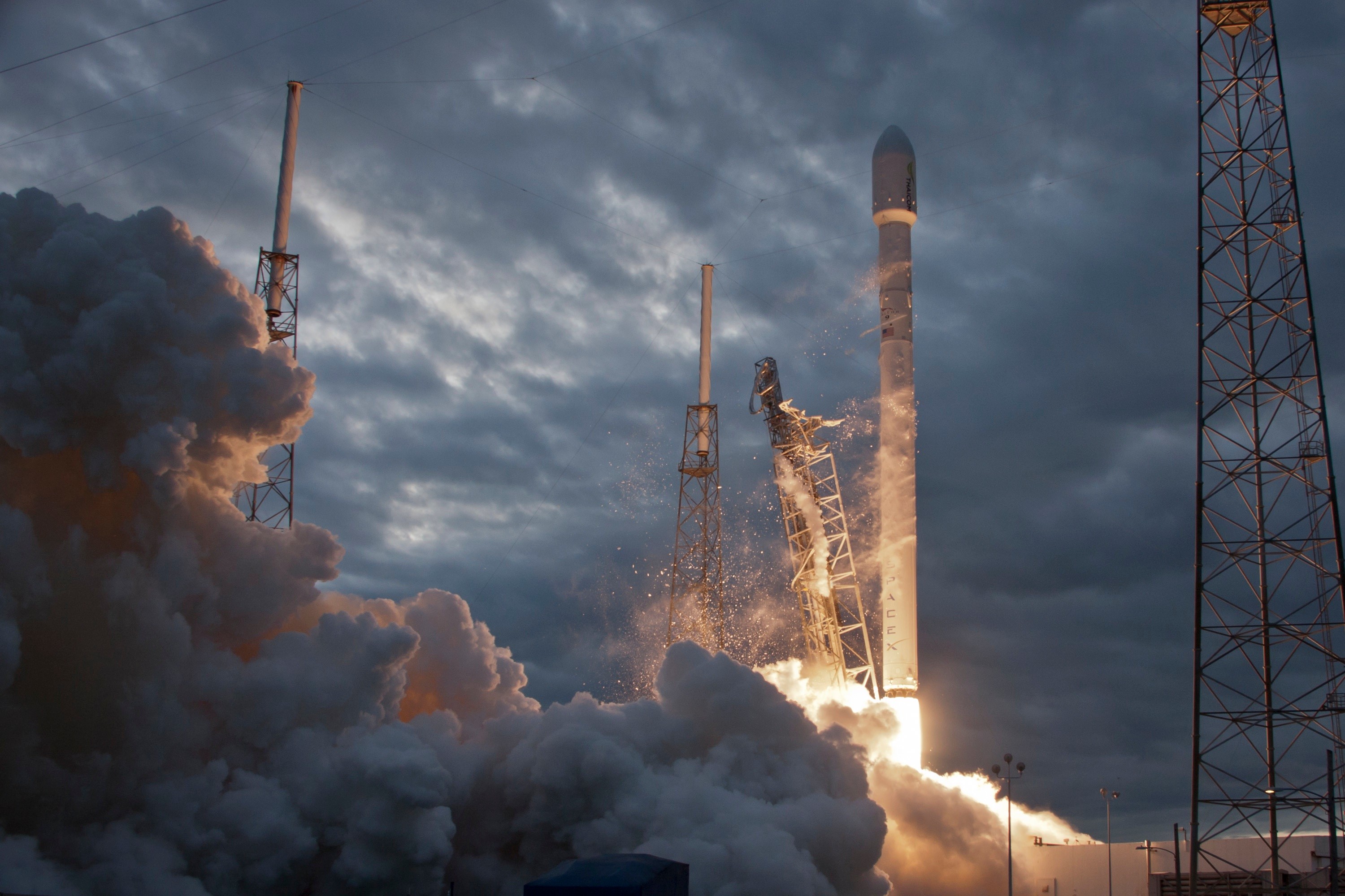 SpaceX Rocket Falcon 9 Smoke 3000x2000