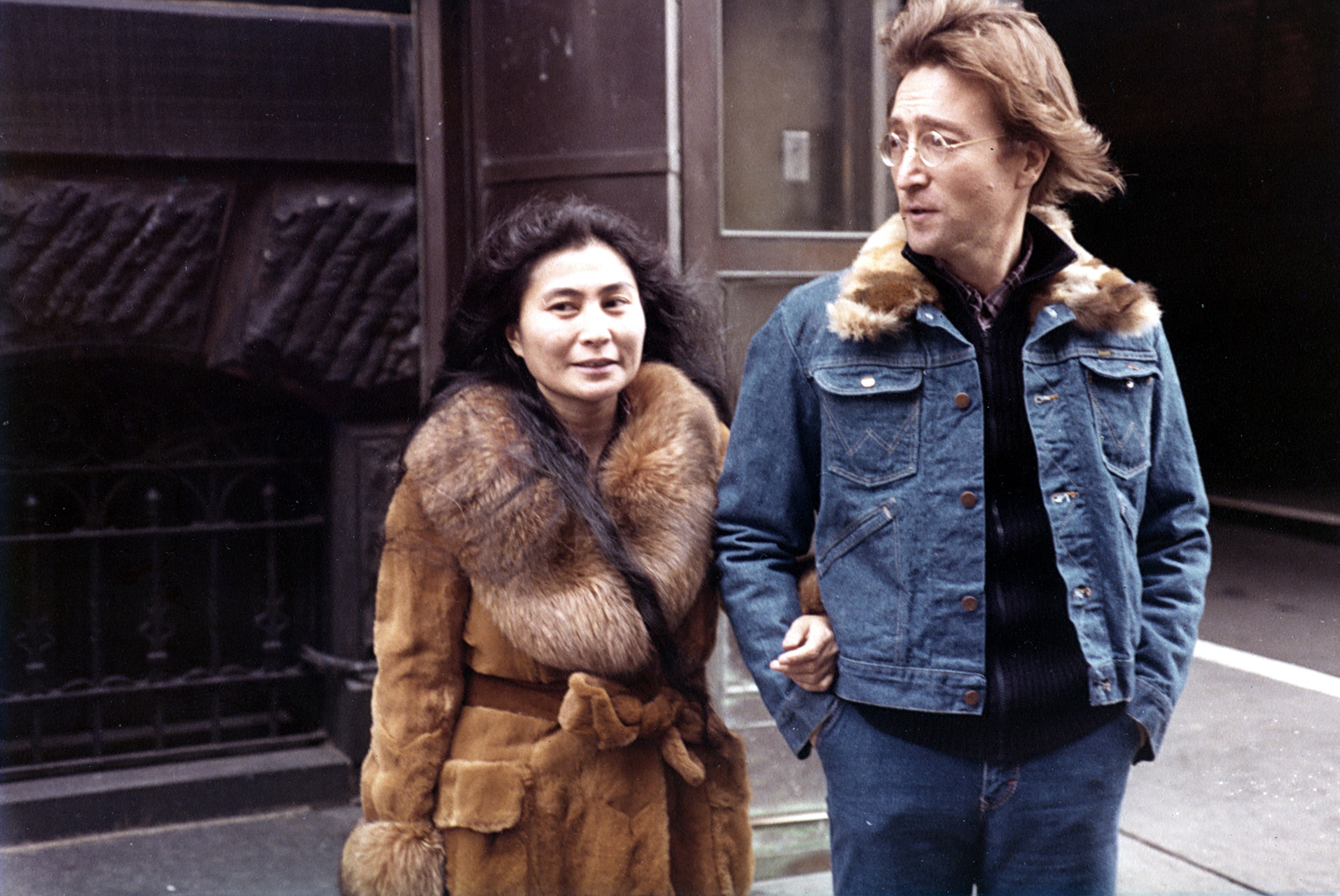 Men Women Couple Musician Singer John Lennon Yoko Ono Street Coats Glasses Jeans Building Legend Fil 3519x2353