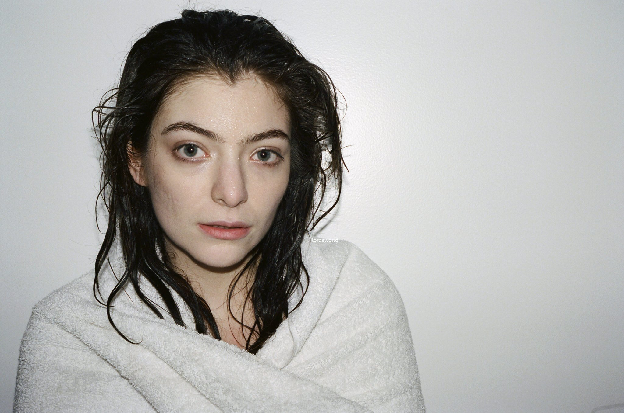 Lorde Music Women Portrait Dark Hair Simple Background 2048x1358