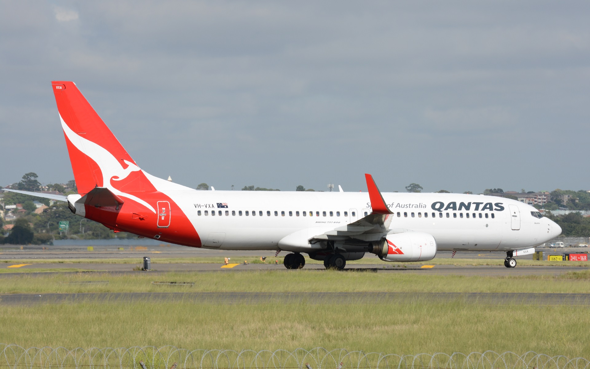 Boeing 737 Passenger Plane Vehicle Aircraft Boeing Qantas 1920x1200