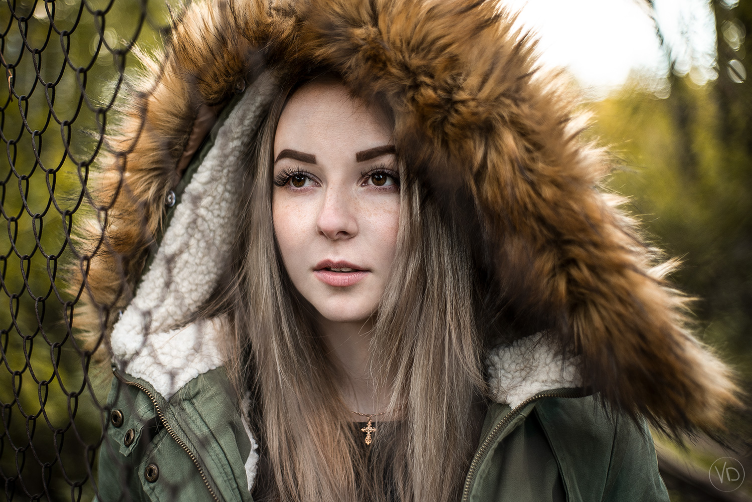 Women Model Portrait Face Brown Eyes Necklace Looking Into The Distance Fur Jacket Hoods Outdoors De 1500x1001