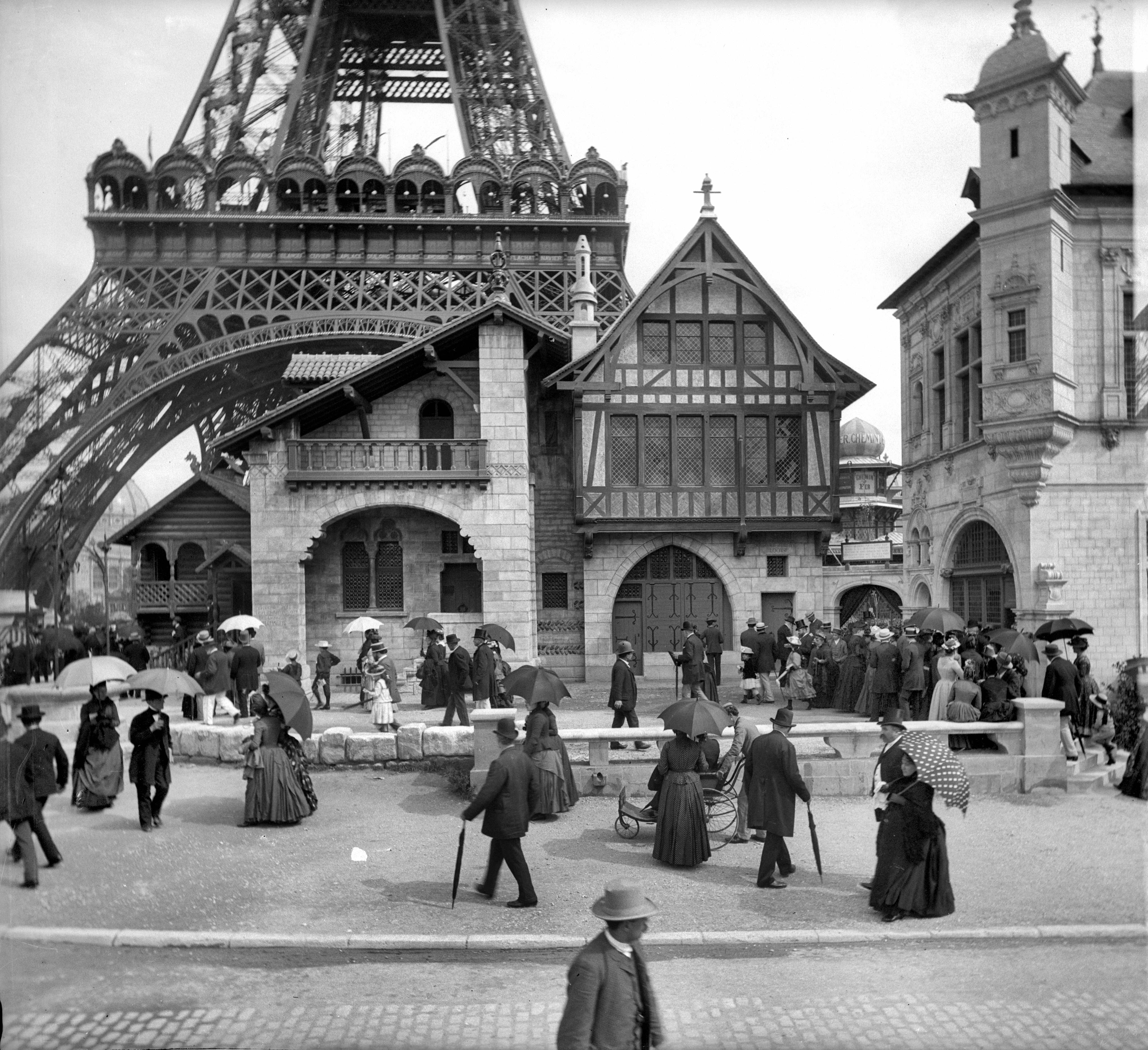 Photography Monochrome Old Photos Vintage Eiffel Tower Paris France Old Building House People Crowds 4080x3731