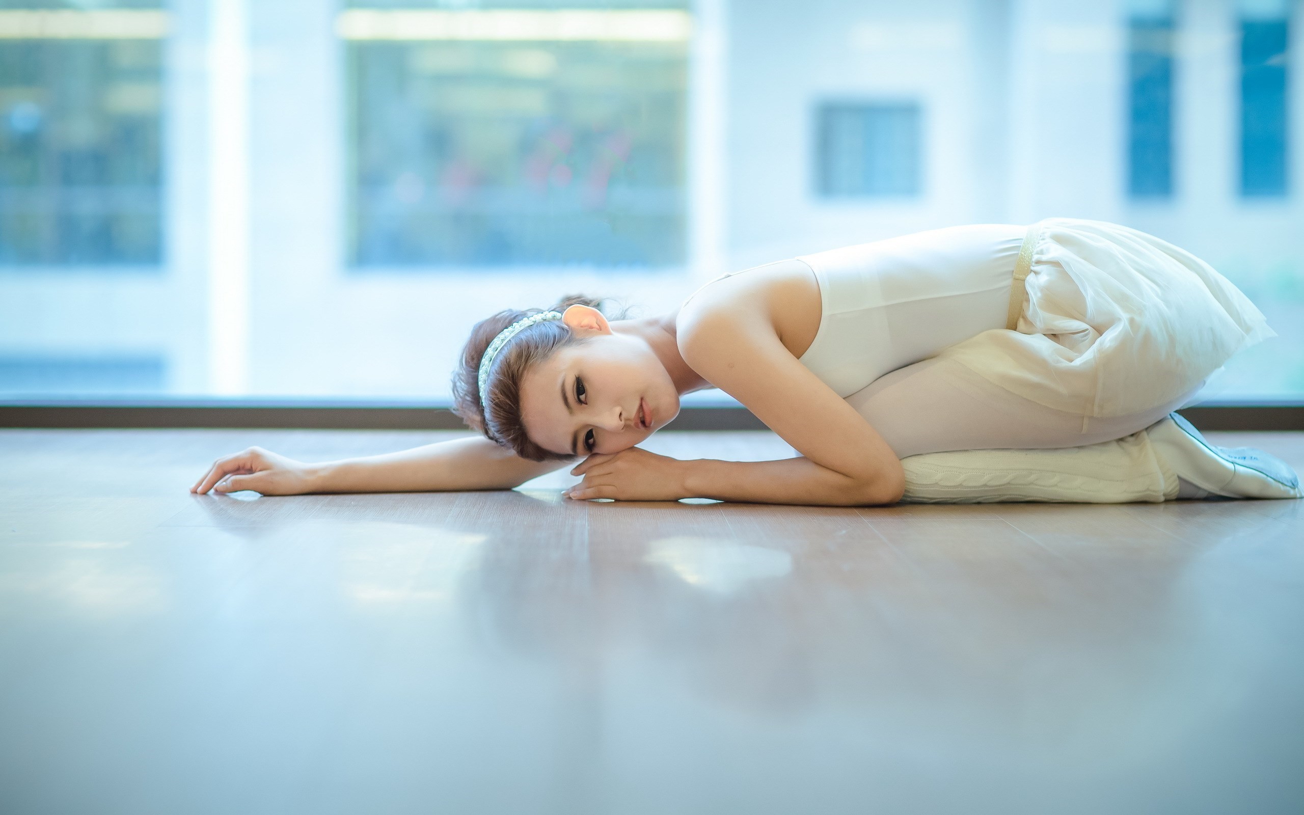 Ballet Asian White Dress Lying Down Model On The Floor Ballerina 2560x1600