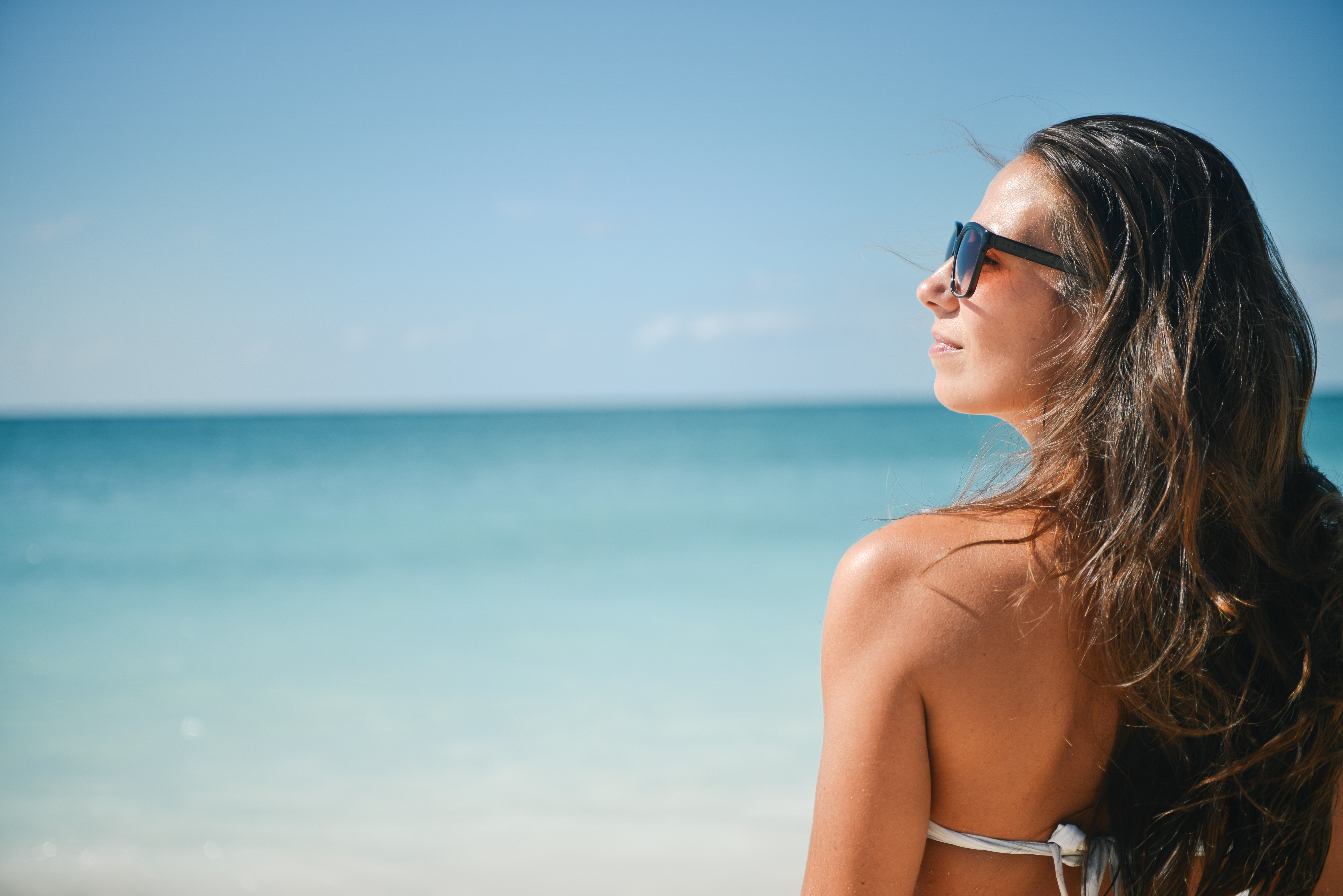Women Women Outdoors Vacation Model Sea Brunette Beach Relaxing Daylight Summer Water Looking Into T 7360x4912