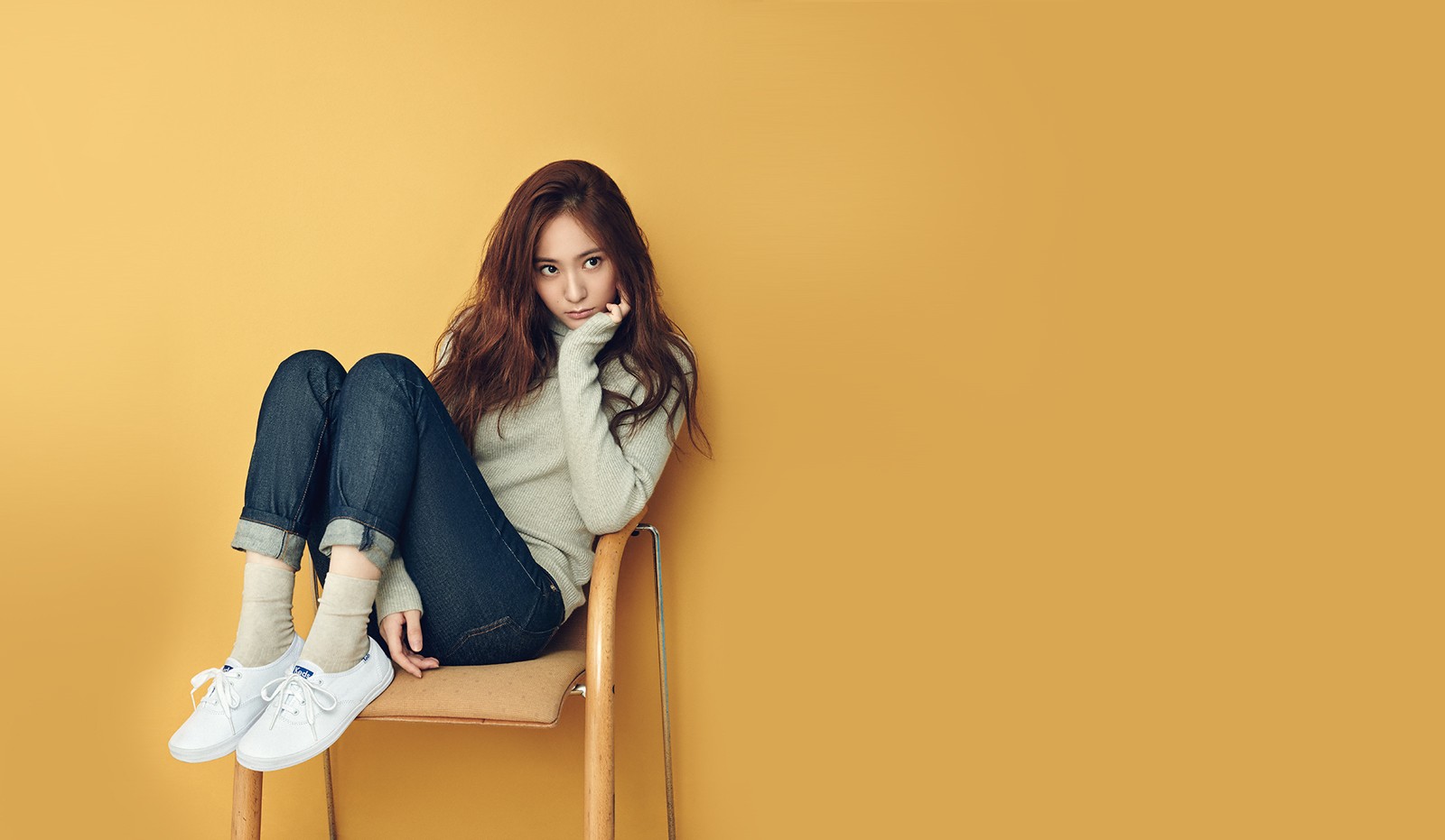 K Pop Krystal Women Asian Korean Redhead Long Hair Sneakers Jeans Grey Sweater Sitting 1600x931
