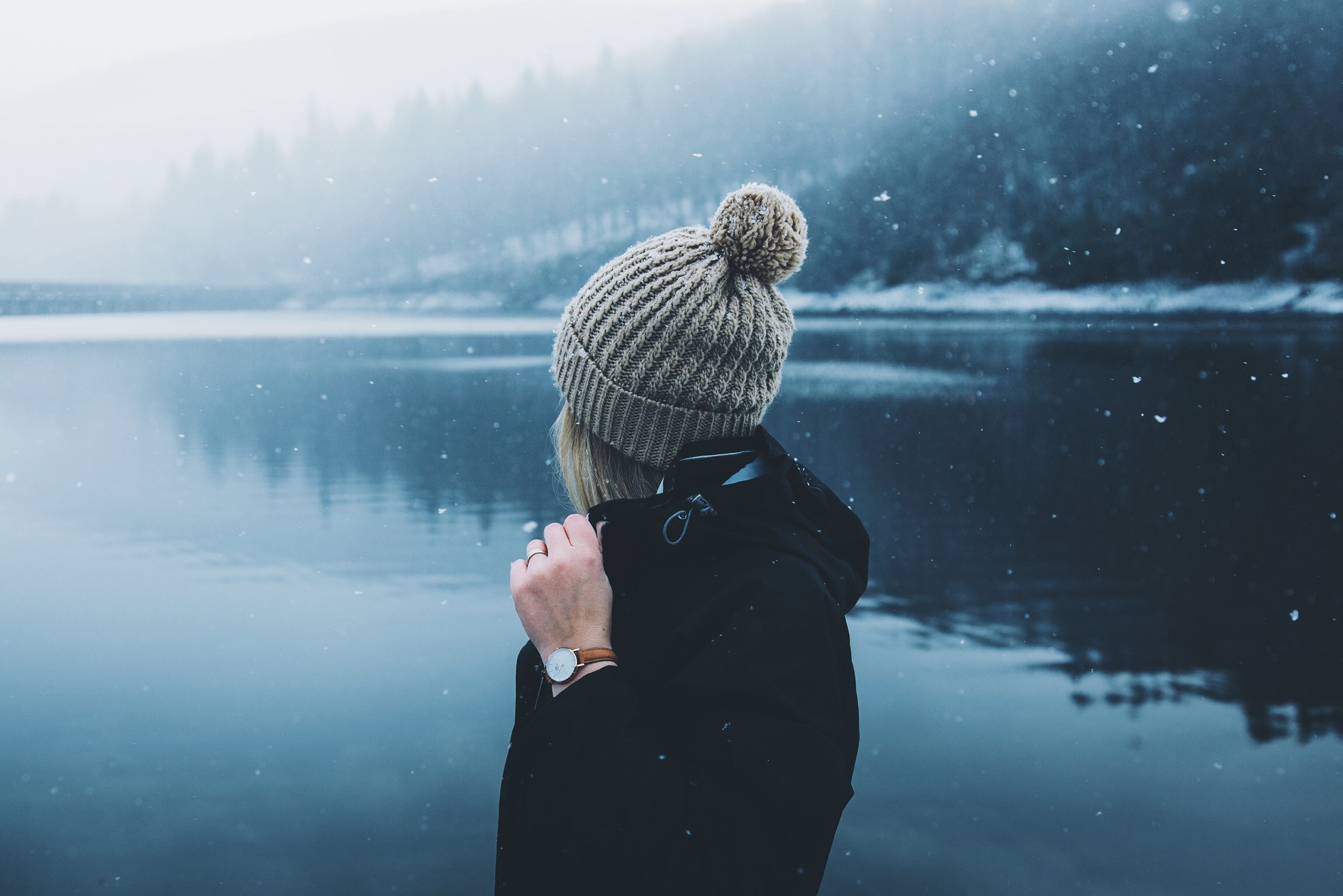 Women Blonde Daniel Casson Woolen Black Jackets Snow Lake Hat 2048x1367