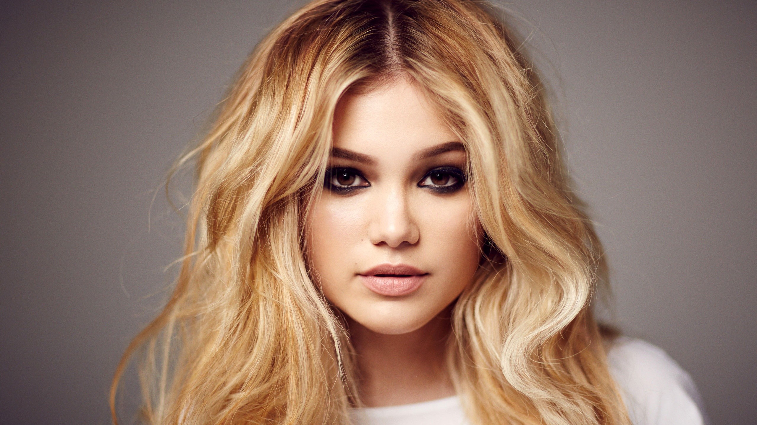 Women Blonde Eyeliner Looking At Viewer Brown Eyes Olivia Holt 2560x1440