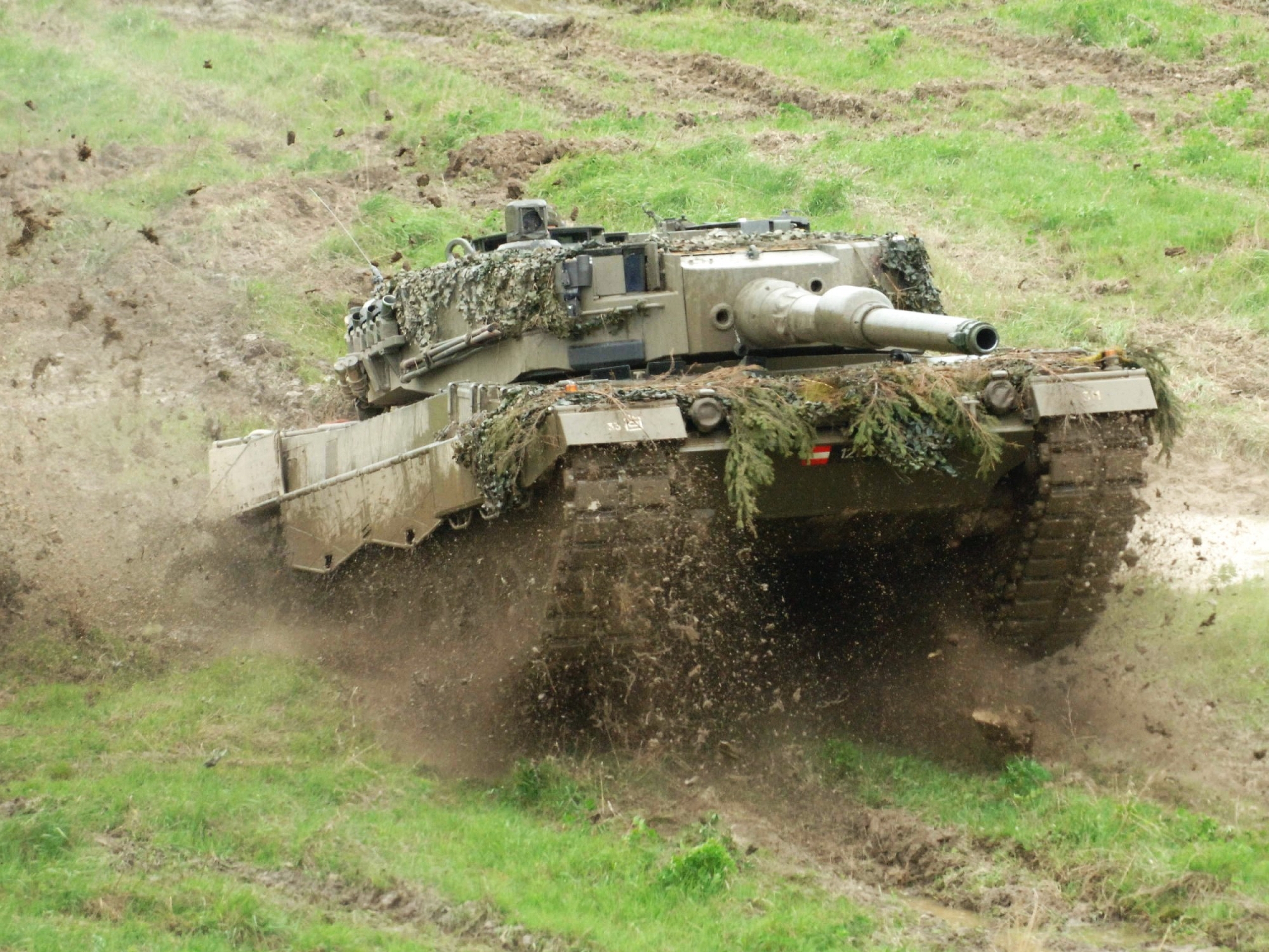 Military Leopard 2 2560x1920